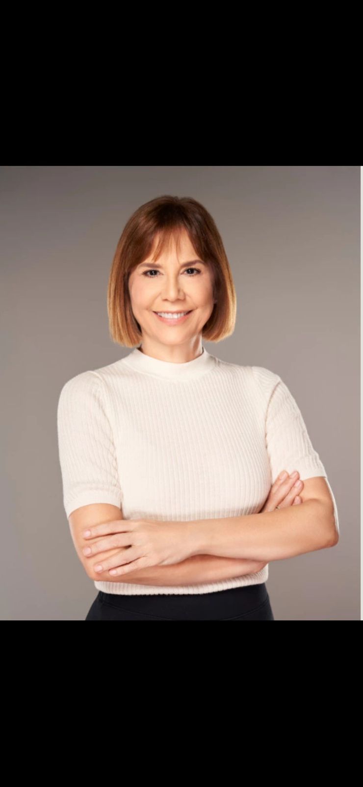 Alina Abreu es una de las más destacadas profesoras y directoras de danza en República Dominicana. Fundadora del Conservatorio de Danzas Alina Abreu y de la Fundación ProDanza, ha formado generaciones de artistas que hoy brillan en escenarios nacionales e internacionales.
Su trayectoria incluye montajes de clásicos como La Bella Durmiente y Giselle, además de propuestas innovadoras como Sueño de una noche de verano. Cada producción refleja su visión de la danza como disciplina artística y como herramienta de transformación social.

En el plano personal, su mayor sostén lo encuentra en su esposo José Antonio Rodríguez y en sus hijas Maríalina, Miguelina y María Jesús, quienes acompañan su vida artística y humana.