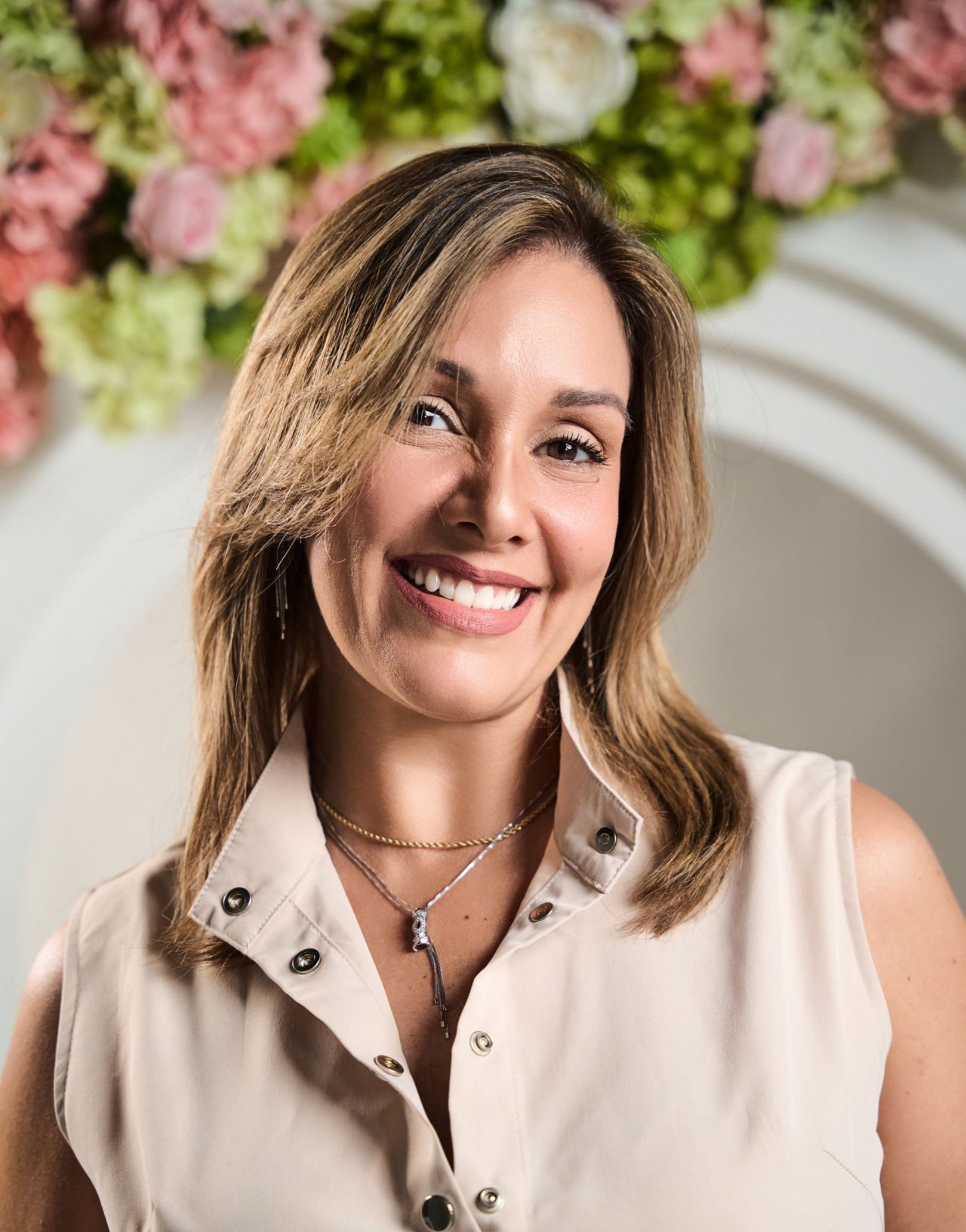 Cheryl Victoria de Hassan es una profesional dominicana cuya trayectoria refleja una combinación excepcional de abogada y mentora en agronegocios, derecho, comunicación y emprendimiento, con un profundo compromiso hacia el desarrollo sostenible del campo. Desde sus inicios, su amor por la tierra fue heredado de su padre, un destacado veterinario que dejó huella en el sector agropecuario e inspiró en ella la determinación de continuar su legado.

