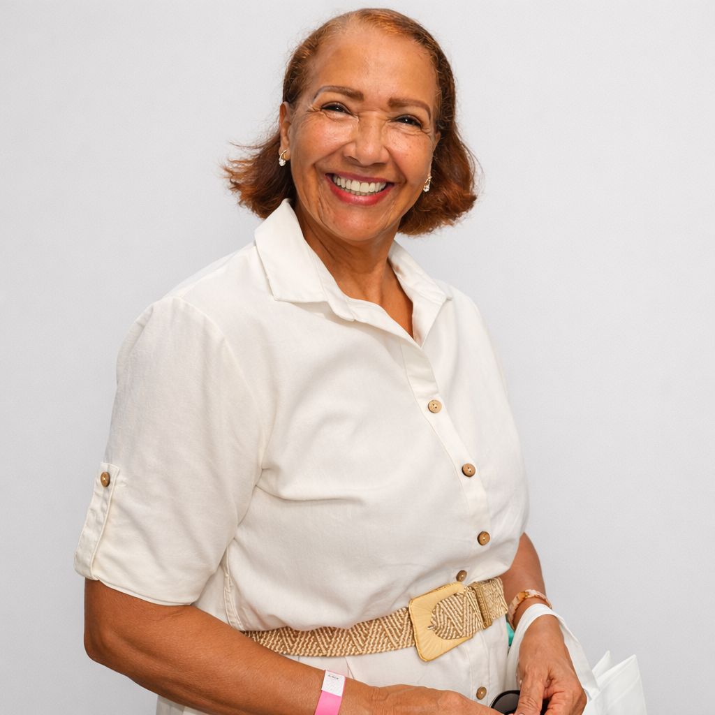 Ruth Apataño  
Madre dedicada, amorosa y dulce, entregada a sus tres hijos —Alcides Ocumarez, Ruth Ocumarez y Angelina Ocumarez— y a su nieto, Ángel Emil Ocumarez.

Su vida ha estado marcada por la ternura y la fortaleza que transmite a su familia, siendo siempre un punto de apoyo y guía. Amante de la música y la jardinería, encuentra en ellas espacios de armonía que reflejan su espíritu sensible y generoso.

Su hija, Ruth Ocumarez, le dedica un mensaje especial:
