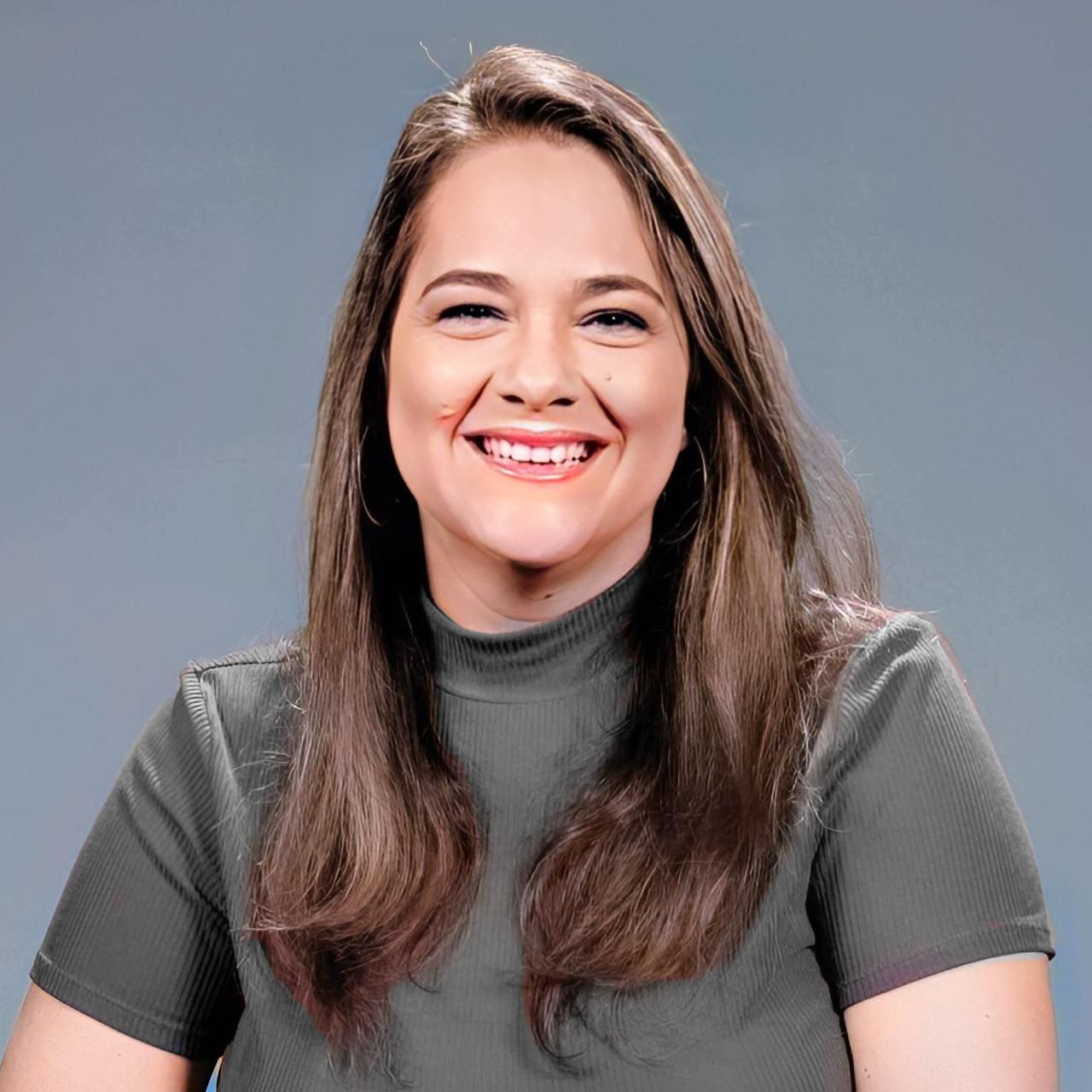 Jenny Thompson de Logroño  
Licenciada en Administración de Empresas, con más de 20 años de experiencia en el área escolar. Actualmente se desempeña como Gerente Administrativa del Colegio Cristiano Logos en Santo Domingo.

Está casada desde hace 33 años con el pastor Reynaldo Logroño, con quien ha procreado tres hijos: Celso Arturo, Sebastián Arturo y Reynaldo Arturo Logroño Thompson.

Para Jenny, “ser madre ha sido un reto y un privilegio a la vez. Un reto, porque criar otros seres humanos conlleva ser consciente de cómo mis decisiones, aun aquellas que creo que solo me afectan a mí, repercuten en la formación del carácter de mis hijos y en lo que ellos, como adultos, serán para beneficio personal, familiar y social.
Un privilegio, porque Dios los entregó en nuestras manos con un propósito eterno, dándonos todo lo que necesitamos para que Su voluntad se cumpla en sus vidas… ¡Y eso es un honor!”