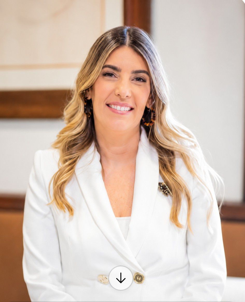 Loraine Amell Bogaert de Abreu es
Vicerrectora de Vinculación e Internacionalización de Unibe 
Madre de Plinio Alexander, Analía, Lorena y Elena.: He disfrutado cada una de las etapas de mis hijos con gran intensidad. Mi trulla me ha llenado  de felicidad y propósito. Verlos crecer es una gran bendición y de los roles que más me llena de gratitud y alegría.