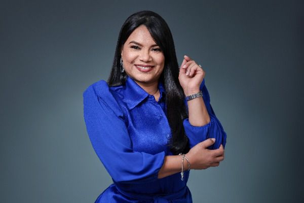 Sarah Hernández, presidenta de Adompretur, se ha destacado no solo por su liderazgo en el ámbito del turismo y la comunicación, sino también por su ejemplo como madre. Su capacidad de equilibrar las responsabilidades institucionales con la entrega cotidiana hacia su familia refleja la fuerza y dedicación que caracterizan a tantas mujeres dominicanas. En la galería de Diario Hispaniola, su presencia simboliza el compromiso de las madres que, desde distintos espacios, sostienen con amor y disciplina el desarrollo de la sociedad.

Su trayectoria profesional y su rol maternal se entrelazan en un legado de inspiración. Al frente de Adompretur, Hernández ha impulsado iniciativas que fortalecen la identidad cultural y turística del país, mientras que en su vida personal encarna los valores de ternura, resiliencia y entrega que definen la maternidad. Reconocerla en este homenaje es resaltar cómo las madres, desde sus múltiples facetas, construyen futuro y dejan huellas imborrables en la comunidad y en sus seres queridos.