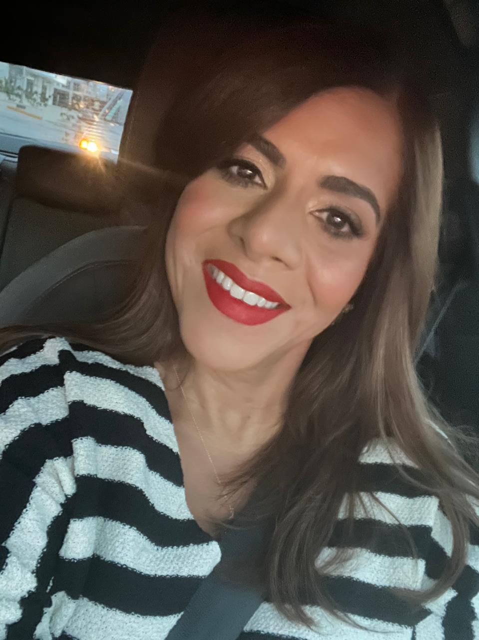 Riselle Terrero de Ruiz  
Abogada formada en la Pontificia Universidad Católica Madre y Maestra (PUCMM), se distingue por su compromiso con los valores familiares y su vocación de servicio. Junto a su esposo, Ricardo Ruiz Ibert, son padres de Gabriela, Valentina y Sarah, en quienes han sembrado principios de comunicación, respeto y empatía. Para ella, la maternidad representa plenitud, alegría extrema y satisfacción constante, siempre bajo la bendición de Dios.