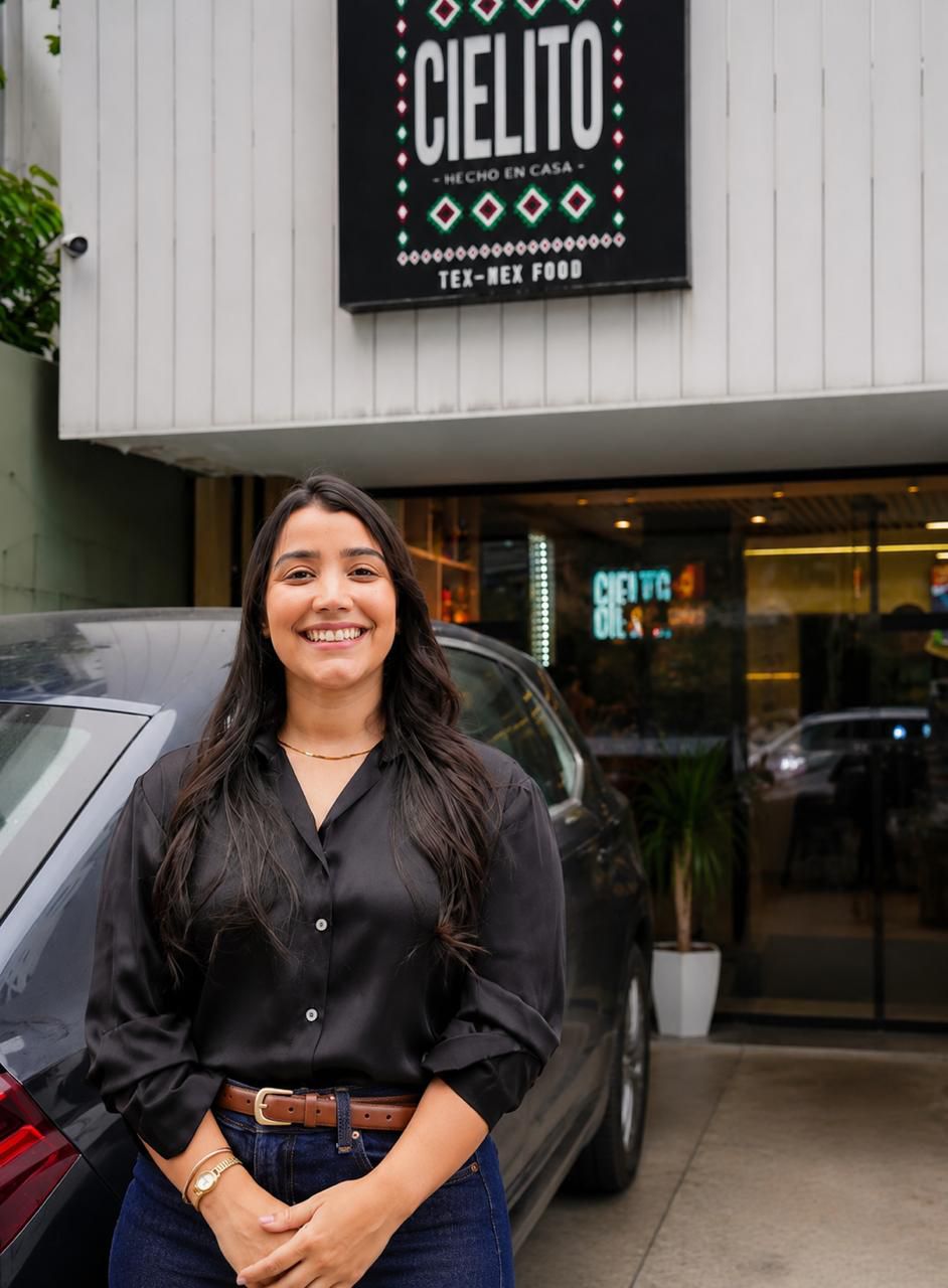 Carla Castillo
Odontóloga de profesión y empresaria por convicción 
Presidente de Cielito RD Hecho en Casa 
Madre de dos niñas pone ante todo el amor en su familia y en la alta calidad de sus comidas