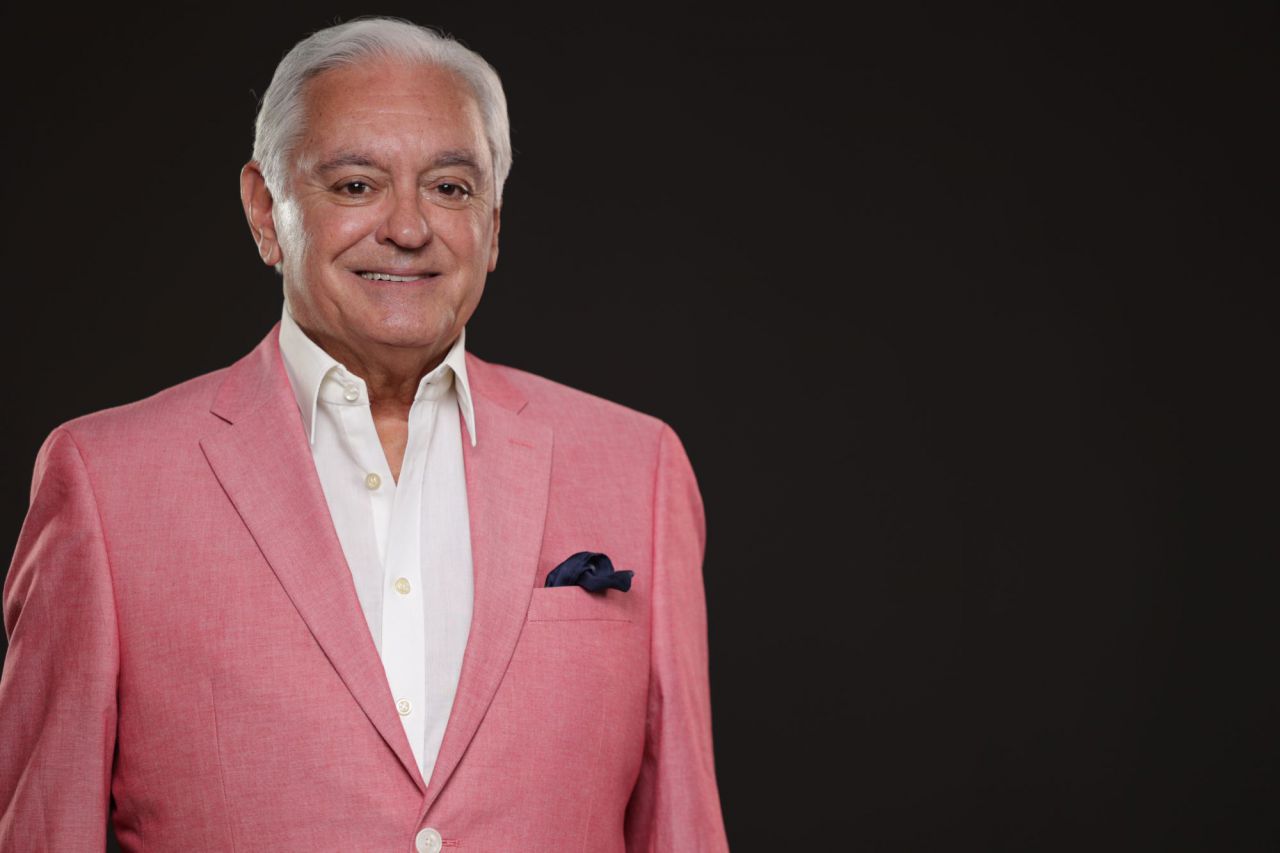 César Augusto Victoria Suazo – Don Cuquìn- no solo es conocido por ser parte de la primera generación de comediantes de la República Dominicana, sino también por su trayectoria en los medios de comunicación, el teatro y el cine.

Mencionar su nombre es sinónimo de reconocimiento en el país. Su programa “Con Cuquín” tuvo mucha popularidad entre los años 80 y 90. Fue galardonado con el Gran Soberano durante la ceremonia de los Premios Soberano 2014.

En esta versión de la galería, le presentamos como padre, un rol que desde siempre ha reconocido que lleva con mucha responsabilidad y satisfacción. “Me llena de gran satisfacción ver a mis tres hijos llenos de valores y respeto hacia la sociedad, que fue mi norte.  Ya adultos, con sus propias familias y transmitiendo mis valores hacia mis ocho nietos, es un gran regalo que me ha dado la vida