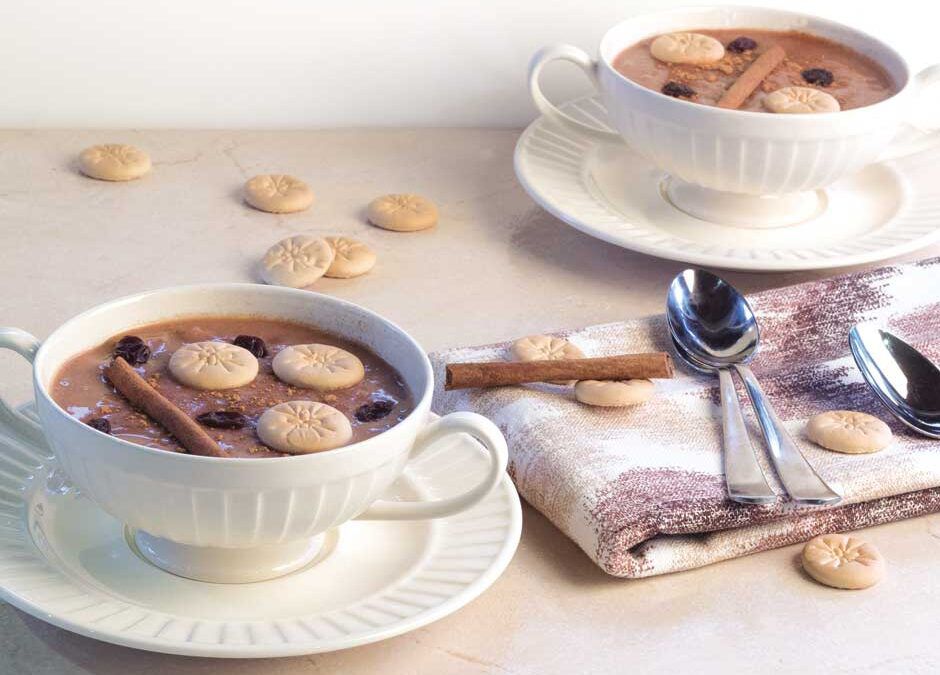 INGREDIENTES

1 Libra de habichuelas rojas, ablandadas con 1 astilla de canela
2 Latas de Leche Evaporada CARNATION 315 g
1 Lata de leche de coco
1 Lata de Leche Condensada LA LECHERA 405 g
1 Taza de azúcar
3 Astillas de canela
8 Clavos dulces
½ Cucharadita de nuez moscada, rallada
½ Taza de pasas
1 Libra de batata, peladas, cortadas en dados pequeños, hervida con
1/8 cucharadita de sal y escurridas
1 Cucharada de vainilla
¼ Cucharadita de sal
2 Cucharaditas de mantequilla

PREPARACIÓN

1. Licua las habichuelas con todo su líquido y la leche de coco, cuélelas. Agrega la Leche Evaporada CARNATION, el azúcar, la Leche Condensada La Lechera y las especias.
2. Vierte la mezcla en una olla de fondo grueso, lleva al fuego. Cuando rompa el hervor baja el fuego cocina por 20 minutos.
3. Pasado el tiempo agrega la batata, las pasas, la sal, la vainilla y la mantequilla. Mezcla y continúa la cocción a fuego lento por 15 minutos más o hasta obtener la consistencia deseada. Retira del fuego y sirve caliente o fría.

Sirve: 10 porciones 
Tiempo de Preparación: 1 hora