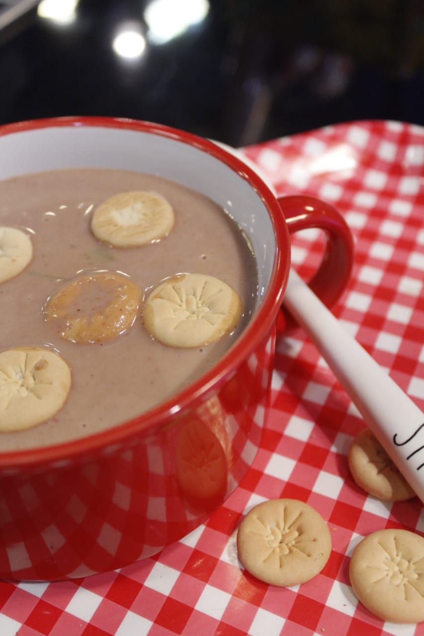 INGREDIENTES

1lb de habichuelas  rojas
1/2 Libra de azúcar
1/2 Taza de leche de coco
2 Tazas de leche evaporada
2 Cucharadas de vainilla
1 Libra  de batata hervida en cuadritos
1 Taza de leche entera
1 Taza de pasas
1 Cucharadita de sal
1 Cucharadita  de jengibre
Malagueta, clavo dulce, canela al gusto

PREPARACIÓN
1. Se ablandan las habichuelas con sal y canela.
2. Cuando estén blandas se deja enfriar  para llevarlas a la licuadora con su misma agua y se cuela. 
3. Ya en la olla a fuego medio se le agrega el resto de los ingredientes menos las pasas y la batata. 
4. Se deja cocinar hasta que tenga una consistencia cremosa, momento de agregar las batatas y pasas. Se hierve por cinco minutos y listo.
5. Acompañar  con galletas. 
