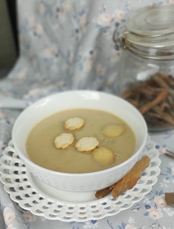 Habichuelas blancas con dulce

INGREDIENTES

1 libra de habichuelas blancas hervidas con canela
1 libra de azúcar blanca.
1 1/2 libra de batata hervida con sal en cuadros pequeños
3 clavos dulces
Vainilla y sal al gusto

PREPARACIÓN

1. Licuar las habichuelas hervidas y colar
2. Hervir con 4 tazas  de leche evaporada. 
3. Agregamos azúcar, canela, vainilla y una pizca de sal
4. Añada  las batatas hervidas con sal
5. Hervir por 1/2 hora, aproximadamente.
6. Servir tibia

