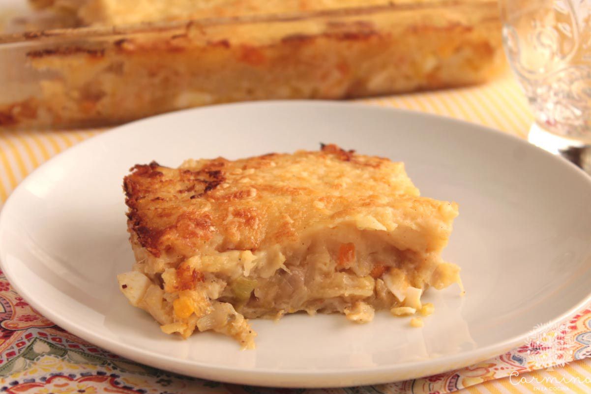 Deliciosa receta de pastel de bacalao por la Chef Yosayra Arias
PASTEL DE BACALAO NORUEGO FAMILIAR
Ingredientes
4 libras de batata hervidas y hecha puré
2 libras de bacalao Noruego, desalado y desmenuzado
1 libra de queso mozarrella
1 libra de queso danés
Crema de pimientos espesa al gusto
3 huevos batidos
1 cucharada de mantequilla para el puré
½ taza de leche para suavizar
Sal al gusto.

Preparación
Paso 1
Hervír y hacer el puré de batata con mantequilla y leche.

Paso 2
Rallar los quesos, unir al bacalao, agregar huevos y crema espesa de pimientos, unificar bien todos los ingredientes.

Paso 3
Formar el pastel:
Tome su molde desmoldable, previamente engrasado y coloque la primera capa de batata en el fondo no tan fina. Continúe con la mezcla del bacalao y termine con otra capa de batata ajustando bien el mismo. Lleve al horno pre-calentado a 250 grados por 35 minutos aproximadamente. Retire del horno en el tiempo indicado, decore al gusto y sirva cuando desee.

Sirve 15 porciones.

Chef: Yosayra Arias de Félix
809-596-5438/829-759-5839

