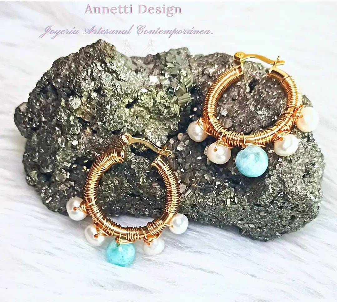 Esta línea de accesorios y joyería artesanal surge por una necesidad inicial de su dueña de combinar su vestimenta con accesorios que no estuvieran en todas las tiendas, pues siempre tuvo predilección por la moda. 
Según explica, siempre le daba mucho valor a los accesorios y quería marcar la diferencia en el vestir. Así fue como se internó en las redes y localizó una suplidora de complementos que no satisfacía su gusto, lo que la motivó a iniciarse en el arte de la joyería artesanal para crear sus propios diseños. 
Tal fue su entusiasmo que se inscribió en la sucursal de la Escuela de Altos de Chavón en la capital y allí tomó un curso de artesanía básica y completó su preparación en diseño de joyas especializado. 
Para contactarla, pueden vía correo a la dirección annettdesignrd@gmail.com o seguirle en su cuenta de Instagram @annettdesignrd. 
