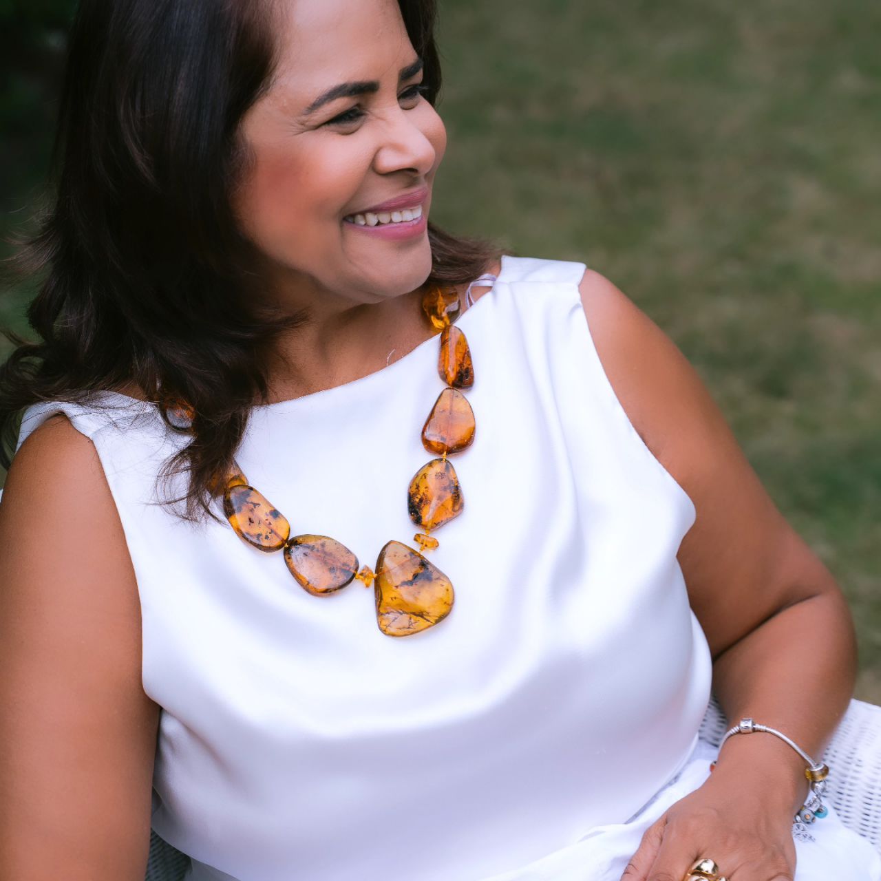 Fátima Polanco es una arquitecta y corredora de seguros que ha encontrado su verdadera pasión en la joyería artesanal. Dedica su tiempo al diseño, confección y comercialización de joyas, buscando posicionar su marca, Fátima Polanco, tanto a nivel local como internacional. Se define como una mujer sencilla, valiente y multifacética, equilibrando su vida entre trabajo, familia, amistades, actividades comunitarias y religiosas.

Es miembro activa de la Asociación Dominicana de Mujeres Empresarias (ADME), donde promueve la colaboración entre mujeres empresarias y enseña bisutería como una opción laboral. Ha sido reconocida por su sostenibilidad en el evento 