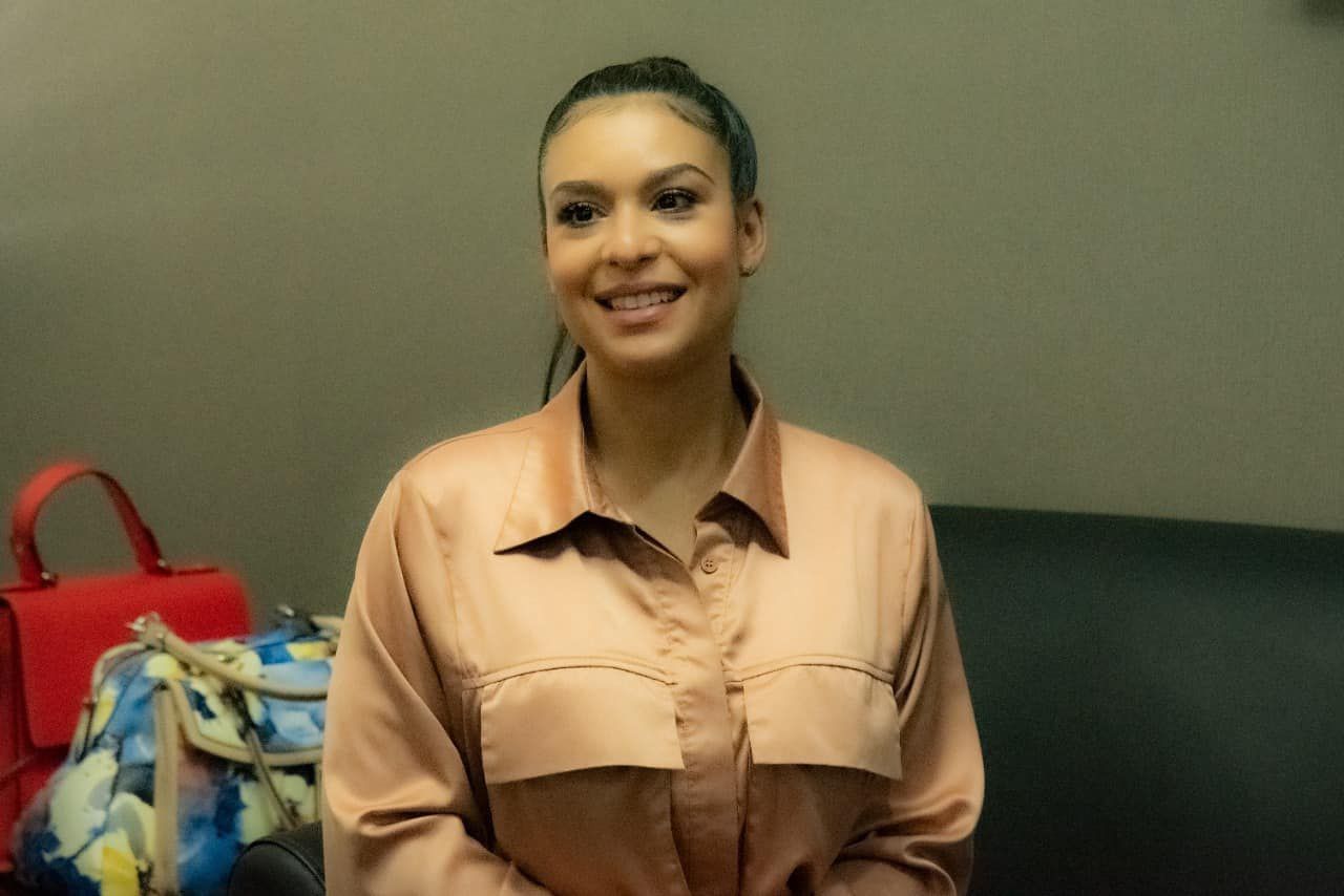 Scarlin Hernández, una joven dominicana, ha logrado destacar en la NASA como una de las principales ingenieras del proyecto del telescopio espacial James Webb. Desde su infancia, marcada por la emigración y la superación de numerosas dificultades, Scarlin encontró en su amor por las matemáticas y el apoyo de una profesora la motivación para perseguir una carrera en la ingeniería espacial. Gracias a una beca de la Fundación Nacional de Ciencias, se graduó en 2013 en Ciencia de la Ingeniería Informática en Capitol Technology University.
Desde antes de graduarse, comenzó a trabajar en la NASA, donde ha estado involucrada durante 11 años en diversos proyectos. En la misión del telescopio James Webb, ha desempeñado roles cruciales como líder del Sistema de Control de Despliegue del Sistema Óptico y miembro del Equipo de Sistema de Propulsión. Su contribución incluye ser la primera persona en operar y certificar el sistema de vuelo del telescopio, demostrando su capacidad para liderar y ejecutar procedimientos complejos.
Además de su trabajo técnico, esta joven ha sido una defensora ferviente de la inclusión y la diversidad en el campo de la ingeniería. Ha creado el primer programa de diversidad, equidad e inclusión en el Space Telescope Science Institute y ha liderado campañas de reclutamiento para aumentar la representación femenina en STEM. Su compromiso con la educación y el empoderamiento de mujeres jóvenes destaca su convicción de que la ciencia es el futuro y su determinación de inspirar a la próxima generación de ingenieras.
Créditos fotografía: Diario Libre

