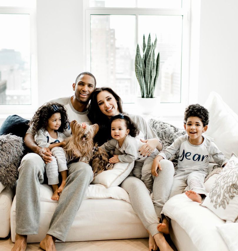 Al Horford es visto como un hombre de familia y para una entrevista concedida para la revista Ritmo Social se le pregunto sobre su rol como padre y señaló lo siguiente: “Para mí, ser padre es algo que siempre anhelé. Es una bendición muy grande y un privilegio muy hermoso del cual hoy disfruto, más cuando serlo es producto de haber tenido una experiencia con Dios, en la cual él me hizo esa promesa”. 

Está casado con la Miss Universo dominicana Amelia Vega, con la que ha procreado cinco hijos: Ean, Alía, Ava, Nova y Milán. Para Horford su familia es el nido de amor que lo cautiva, el que le ha enseñado a disfrutar a plenitud cada momento de su vida. Es la fuerza motora que lo impulsa a ser mejor persona cada día y el lugar donde reside su felicidad.

Horford es un baloncestista dominicano con 16 años de experienciaen la mejor liga del baloncesto del mundo, la NBA para los Boston Celtics. Es el primer criollo en jugar en unas finales y participar en un juego de estrellas. Es hijo de un ex baloncetistaTito Horford y Arelis Reynoso.
