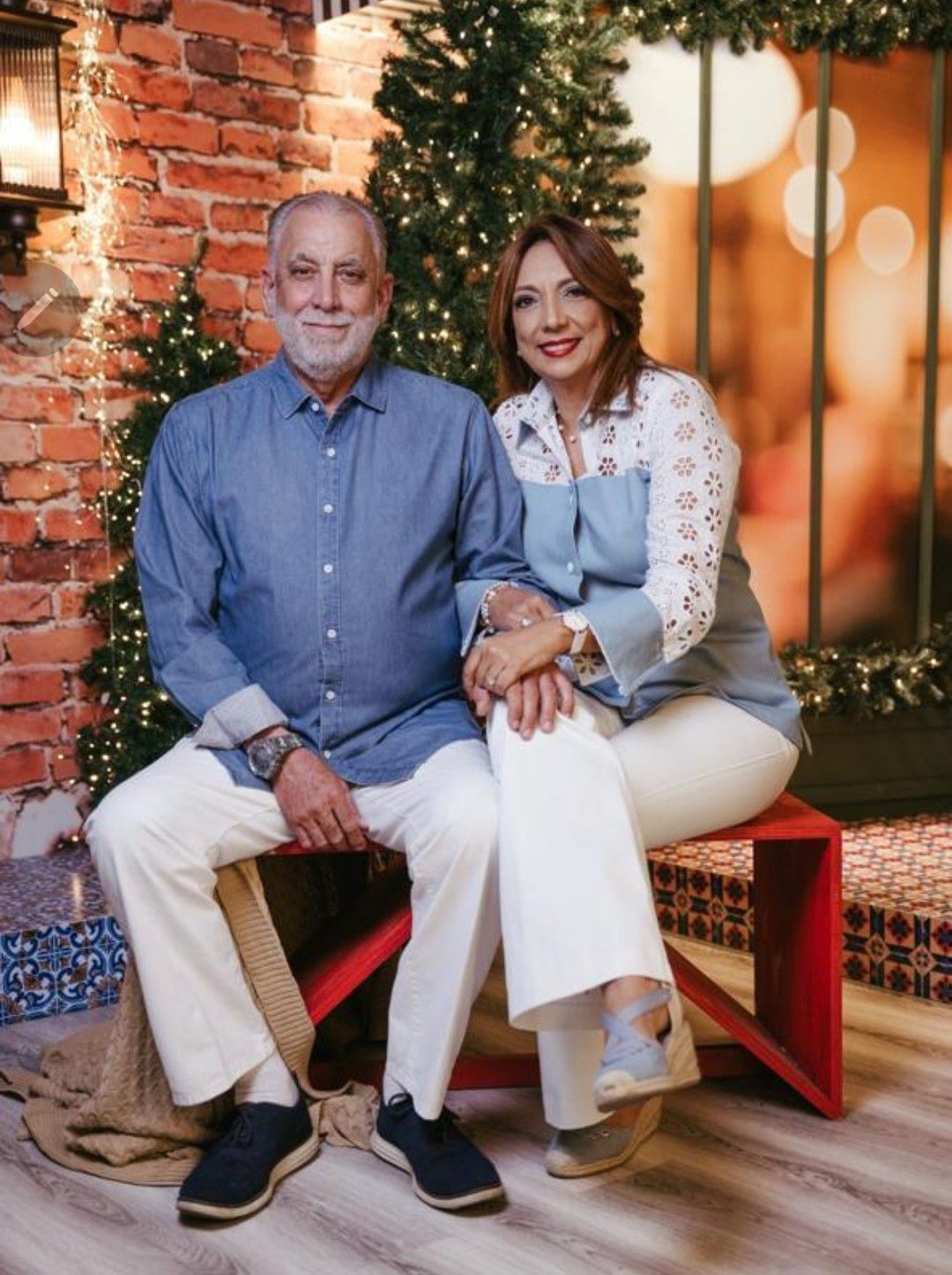 La Gracia de Dios nos ha permitido llegar a casi 40 años de matrimonio, un valor incalculable, no solo como una oración contestada basada en la Promesa Bíblica de Lucas 6,48, sino también por la trascendencia de esta estabilidad para nosotros y nuestros hijos. Esta unión nos ha permitido alcanzar diversos logros personales.

El camino, con sus luces y sombras, ha requerido sacrificios, paciencia, tolerancia y perdones mutuos. Nos hemos esforzado por predicar con el ejemplo los valores cristianos y morales heredados, fortalecidos día a día por el Amor, esencial para nuestra unidad y la hermosa cosecha que ahora disfrutamos con nuestros adorables nietos. La clave ha sido caminar de la mano de Jesús y su Evangelio. A Él toda la Gloria.

Tenemos cuatro hijos: Luís Miguel, Luís Rafael, Melissa Amelia y Angie Mariela.