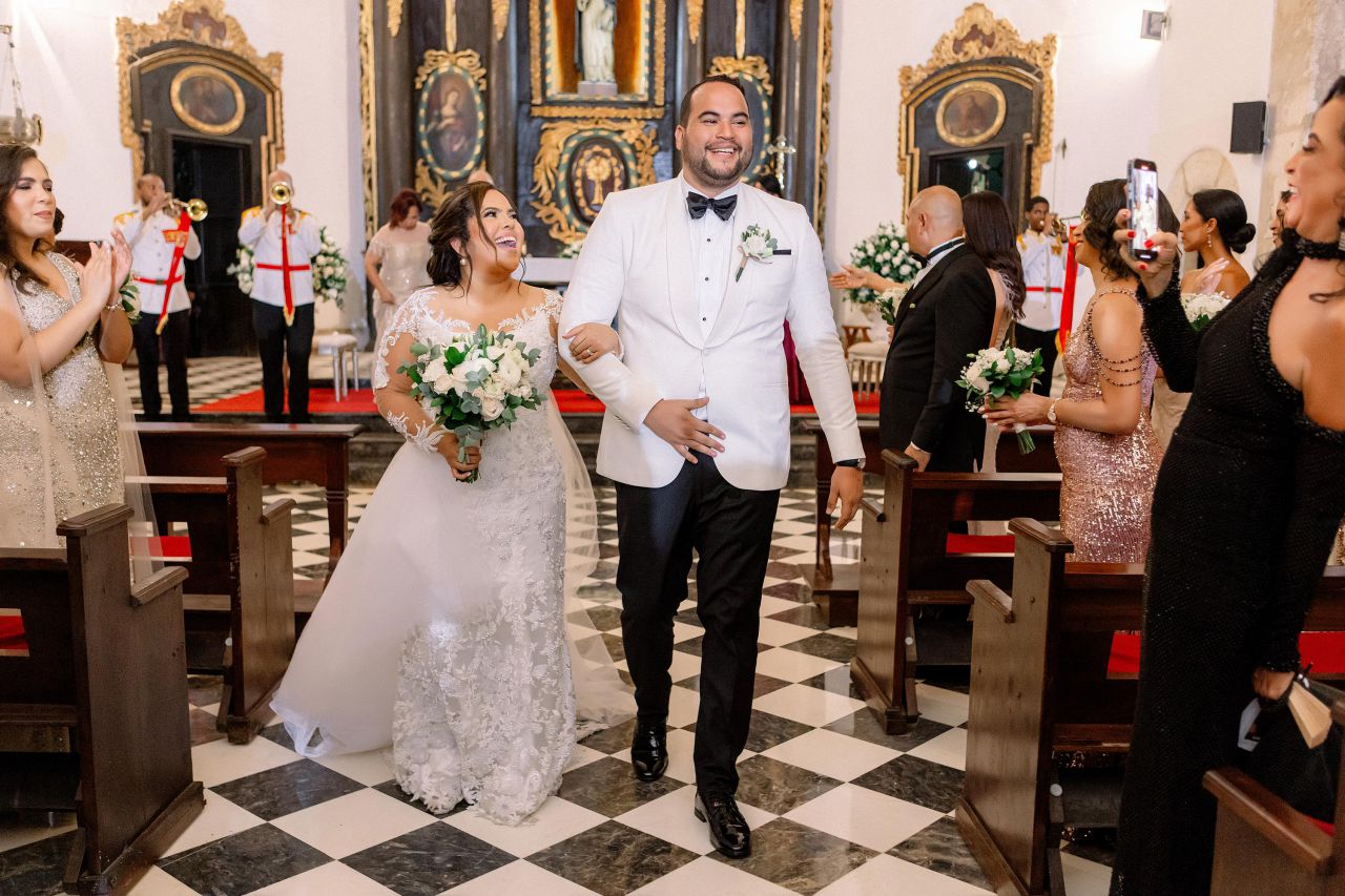 Para nosotros, el matrimonio es como un juego de ajedrez, donde cada movimiento importa y la estrategia lo es todo. En este tablero llamado vida, aprendemos a pensar juntos, a planificar el futuro y a proteger lo más valioso: nuestra unión. No siempre jugamos de manera perfecta, pero entendemos que cada jugada tiene un propósito y que incluso los desafíos pueden convertirse en oportunidades para fortalecer nuestra conexión.

Al igual que en el ajedrez, el matrimonio requiere paciencia, comunicación y trabajo en equipo. Lo importante es nunca perder de vista el objetivo: mantener al rey y a la reina en pie, cuidando el equilibrio entre el amor, el respeto y el crecimiento de nosotros como familia.