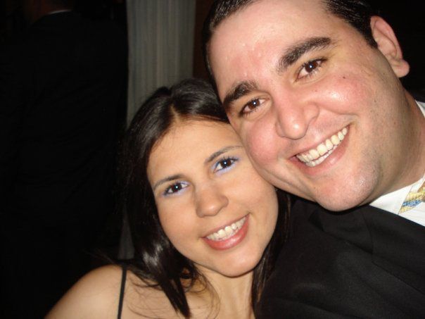 El amor que sentimos,  es un lazo profundo que se nutre del respeto mutuo, la comprensión y una comunicación sincera. Valoramos cada momento que compartimos, desde las conversaciones más simples hasta los desafíos que enfrentamos juntos. Creemos en el poder de apoyarnos mutuamente y en la importancia de siempre tener en cuenta el bienestar del otro. Nuestro amor es un refugio seguro en el que nuestro hijo, Gonzalo Mejía Alberti, crece rodeado de cariño, respeto y valores sólidos. Nos comprometemos a seguir cultivando este amor, que es la esencia de nuestra familia y la base de nuestro futuro juntos, siempre guiados por nuestra fe en Dios.