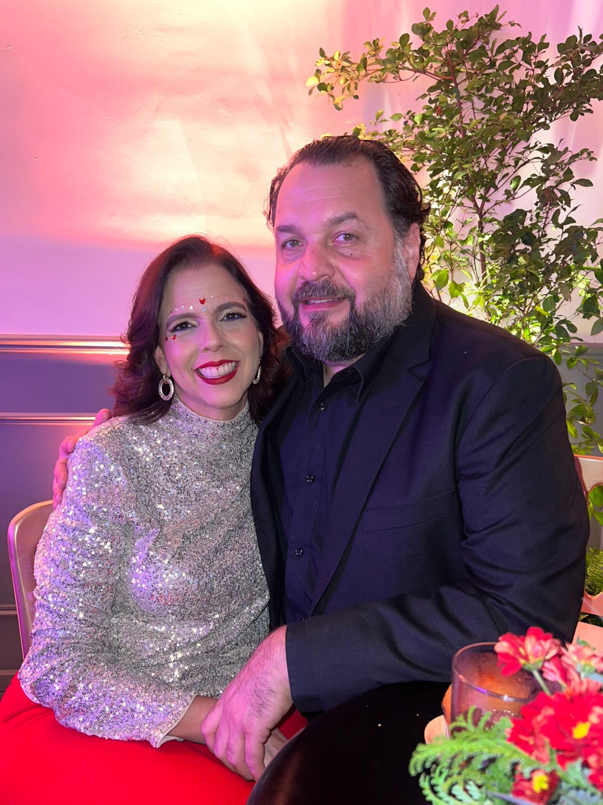 Nosotros, Jorge y Alby, hemos creado una relación muy bien llevada porque, para nosotros, la esencia de una vida armoniosa se basa en el valor que damos a la familia y a nuestro trabajo incansable. Creemos en la comunicación transparente, en tomarnos tiempo para disfrutar juntos y en coordinar proyectos que nos apasionen. En resumen, para nosotros, la familia es el proyecto de vida más importante.