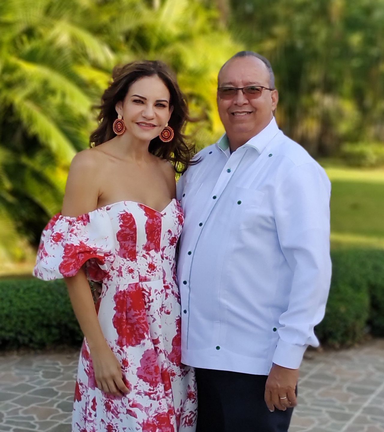 Nosotros creemos que, más allá del amor, las cualidades más valiosas en una pareja son la empatía, el respeto, la lealtad y la capacidad de compartir momentos como buenos amigos. Una pareja que sabe escuchar, apoyar y motivar construye un vínculo fuerte y enriquecedor. Para mantener la chispa viva a largo plazo, es fundamental sorprenderse mutuamente con pequeños gestos de cariño, mantener la risa y la complicidad, y tener una comunicación abierta. La honestidad y la apertura son esenciales para evitar disgustos y fortalecer la conexión.