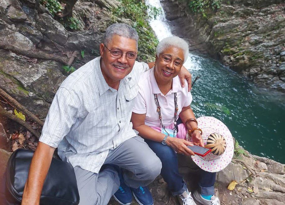 Después de 42 años juntos, hemos aprendido que, además del amor, lo más importante en una pareja es el respeto, la paciencia y la complicidad. El amor evoluciona con el tiempo, y lo que realmente sostiene nuestra relación es la capacidad de apoyarnos mutuamente, celebrar los triunfos y estar presentes en los momentos difíciles.Sabemos que la chispa no permanece encendida por sí sola, y por eso la alimentamos con pequeños detalles y tiempo de calidad juntos. 