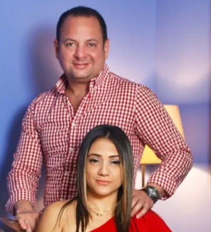 Nuestra vida matrimonial ha sido increíble, puesto que a pesar de estar casados desde muy jóvenes, existe una admiración mutua. Creemos que eso nos ha fortalecido y, claro, el inmenso amor que nos tenemos. Todo lo hacemos juntos: atender a nuestros hijos, compartir en familia, trabajar en común... Como ocurre con las parejas, tenemos nuestros altibajos, pero nos comunicamos y aceptamos nuestras fallas cuando las cometemos.
Juan Carlos y Mabelyn somos padres de Gian Carlos de 21 años y Lia Camila de 17.