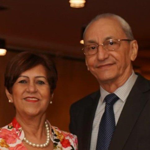 El amor de pareja es una gracia de Dios. En la República Dominicana, existen
numerosos ejemplos de matrimonios que se aman, respetan y velan por el bienestar
mutuo. En esta edición especial del Día de San Valentín, conversamos con Jorge
Subero Isa y Francia de Subero, quienes nos comparten su testimonio de 48 años
juntos.
A lo largo de casi medio siglo, han superado numerosos retos y desafíos, siempre
basados en el respeto, el amor y el apoyo mutuo. Esto les ha permitido prolongar su
felicidad a medida que pasan los años.
En esta conversación, nos revelan el secreto detrás de tantos años de relación estable,
además de la alegría que les ha dado tener tres hijos: Fanny Emilia, Rochelli y Jorge
Antonio Subero Medina. A su vez, estos les han otorgado el rol de abuelos de: Daniel
Emilio y Enrique Alejandro Álvarez Subero; Gabriella y Javier Ignacio Guerrero Subero;
Jorge Alejandro e Isabella Alejandra Subero Díaz, hijos de Jorge Antonio.

