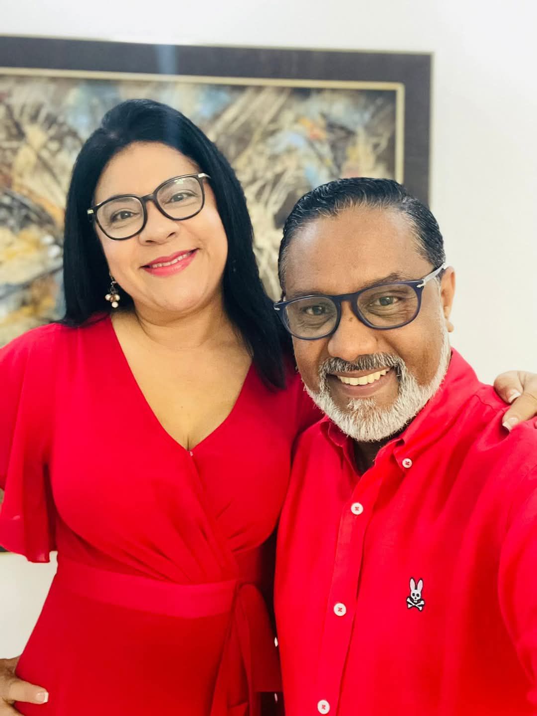 Miguel Ramírez y Claudia Castillo celebran su 17º aniversario de matrimonio, marcado por la compenetración y el apoyo mutuo. Claudia, con 25 años de experiencia como agente inmobiliario, agradece a Dios por tener un compañero que la motiva y respalda en sus metas. Miguel, empresario en diversos rubros de servicios tanto privados como estatales, comparte con ella la vida en segundas nupcias. No tienen hijos en común, pero Miguel es padre de tres jóvenes exitosos —Reymi, Elileen y Jeremi—, mientras que Claudia tiene un hijo, Luis Alejandro, estudiante universitario en Tecnología. Juntos disfrutan de cuatro nietos, a quienes acogen con cariño sin distinción. Reconocen que la vida en pareja presenta retos, pero sostienen que con amor, tolerancia y valores compartidos es posible superar las pruebas y seguir construyendo familia.