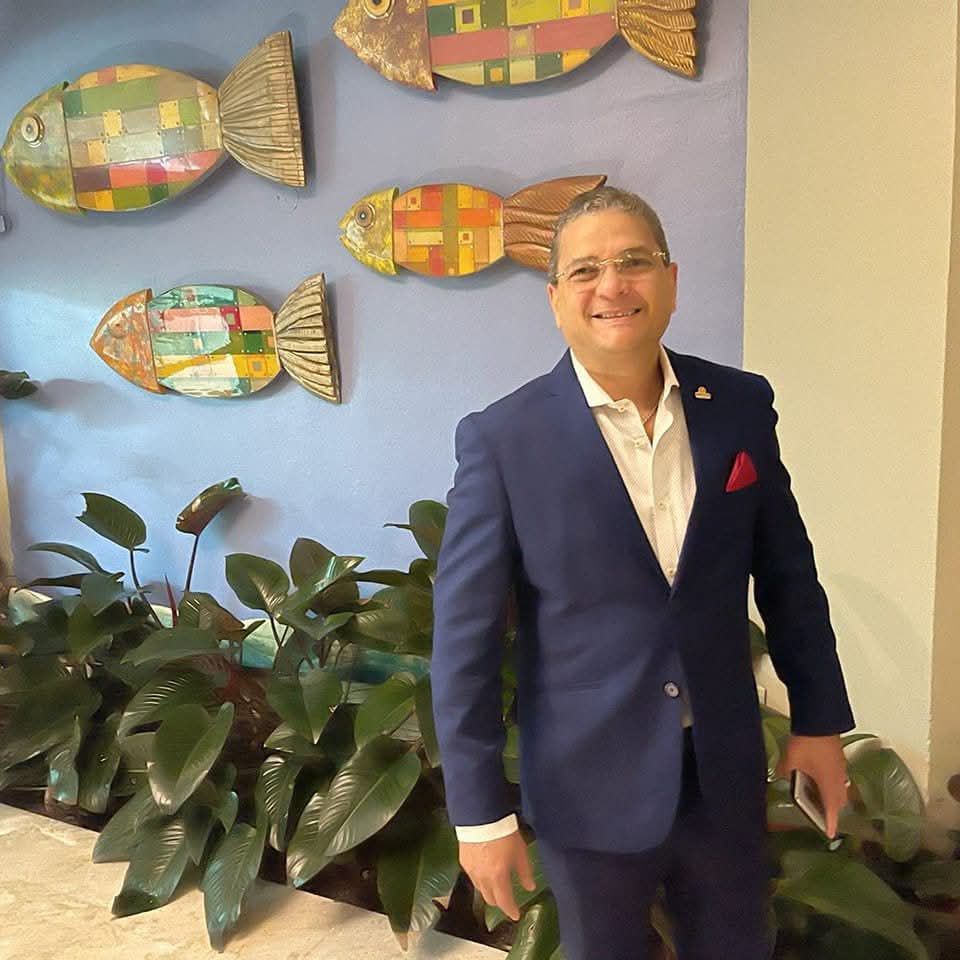 Según  Ignacio Glass, presidente de la firma Graboestilo,  la paternidad es mucho más que un deber; es una responsabilidad profundamente humana . Él cree firmemente en la importancia de transmitir valores, actitudes y principios que moldeen a sus hijos en hombres honestos, responsables y capaces de discernir con criterio y prudencia lo que realmente suma valor a sus vidas. Su compromiso principal como padre es guiarlos hacia un mundo profesional donde puedan aplicar conocimientos relevantes y desempeñarse con integridad .

Dios le ha dado la dicha de ser padre de cuatro hijos maravillosos : Bryan y Oscar Glass Lantigua, junto a su esposa Sulín Lantigua, quienes inspiran con su rectitud, liderazgo y seguridad en sí mismos. También están Abel y Alan Glass Peralta, de una relación anterior, quienes ya han formado sus propias familias. Ignacio siente un profundo respeto y admiración por el compromiso paterno que Abel y Alan han asumido con amor, responsabilidad y dedicación.

La dedicación de Ignacio a su familia y los valores que les inculca son un reflejo de su propia trayectoria, donde la integridad y el liderazgo son pilares, tanto en su hogar como en su exitosa empresa, Grabo Estilo.