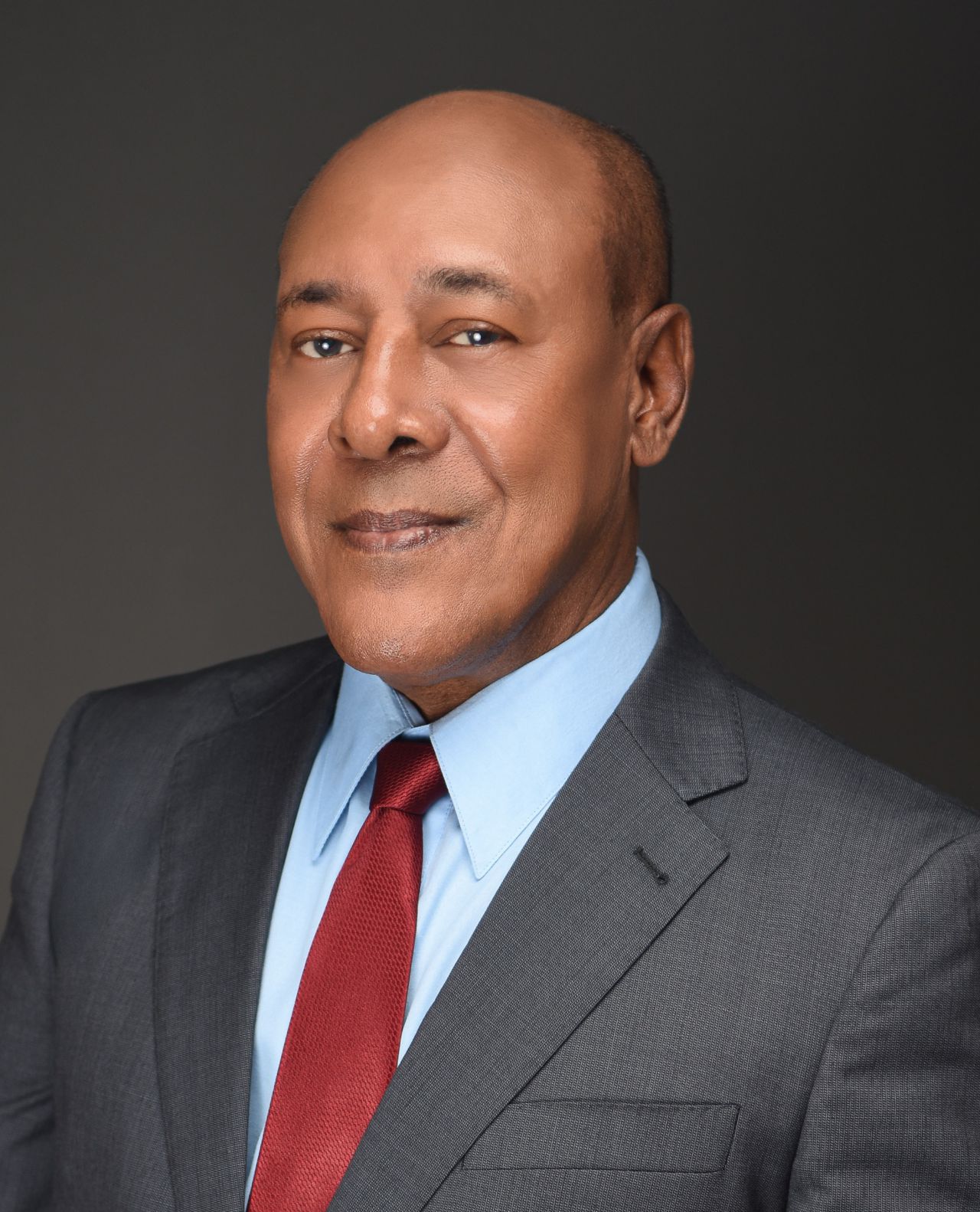 Constantino Ramírez, un hombre enfocado en el bienestar de su gremio, ha sido un pilar en la Asociación Dominicana de Ferreteros (ASODEFE), formando parte de su Consejo en 1989 y 2020, y asumiendo la presidencia para el período 2024-2026. Originario de San Juan de la Maguana, Constantino es el orgulloso propietario de Ferretería Vallejuelo, nombre que rinde homenaje a su pueblo natal.

Más allá de su exitosa carrera en el sector ferretero y su formación en Derecho, Constantino se enorgullece de su rol como padre de cinco hijos: José David, Maser, José Abraham, Walkyris y Sarah. Para él, la paternidad es el avance más significativo de su vida. Se emociona al hablar de la responsabilidad de construir un hogar estable, donde la armonía y una educación garantizada sean la base para sus hijos. Constantino cree firmemente que ser padre es un compromiso vital que debe asumirse plenamente.