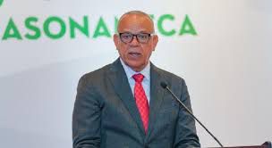 Ser padre: la raíz de un liderazgo con propósito
Para el Ingeniero Industrial, Maestro Técnico y Técnico en Administración de Empresas, Arismendy Tejada Estrella, la verdadera cumbre del éxito no se mide en logros empresariales, sino en los valores sembrados en casa. Antes que líder gremial o empresario, es padre de Ariela, Lisandro y Gabriela Tejada Rojas. En la paternidad encontró su mayor inspiración, y desde ahí ha forjado un liderazgo sensible, comprometido y profundamente humano.

“Ser padre ha sido, sin duda, el mayor regalo y responsabilidad de mi vida. Es ver una parte de uno mismo crecer con sus propios sueños, valores y caminos. He tratado de ser guía, apoyo y ejemplo, aunque también he aprendido muchísimo de mis hijos. Ser padre es estar presente, celebrar sus logros, acompañarlos en las caídas y, sobre todo, amarlos profundamente, sin condiciones”, expresa con emoción.

Esta visión paternal se refleja en su trabajo como presidente de la Asociación Nacional de Industrias Metalmecánicas y Metalúrgicas (ASONAMECA), donde lidera con empatía y visión a un sector esencial para el desarrollo industrial del país. Además, desde la presidencia de la empresa Mobinox, ha potenciado la gerencia de producción con enfoque humano y estratégico.

Su trayectoria está tejida por el esfuerzo, la constancia y la capacidad de generar transformaciones positivas. Consciente del impacto de sus acciones en las generaciones futuras, impulsa proyectos enfocados en la capacitación, la inclusión productiva y el desarrollo sostenible del sector metalmecánico, dejando una huella que trasciende lo empresarial para convertirse en legado.


