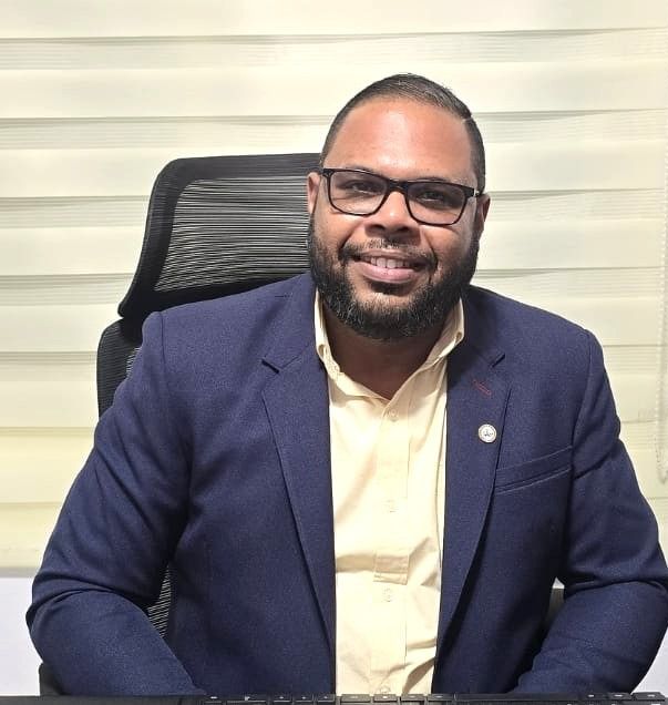 Presidente de la Fundación Multiempresarial

Félix Cueto considera la paternidad su mayor fuente de amor y propósito. Casado con Venus Rogiers y padre de dos hijos, equilibra con entrega su vida familiar y su rol como líder empresarial.

Graduado en Mercadeo por la Universidad APEC, fundó HISAM (Hijos Innovadores de la Sociedad Acción Multiempresarial) y actualmente preside la Sociedad Acción Multiempresarial (SAM), entidad con más de 37 años que agrupa a más de 100 empresarios de distintas regiones del país.

Es también propietario de Inversiones Cueto Rogiers Auto Import, empresa dedicada a la importación, venta y financiamiento de vehículos, desde donde impulsa el acceso a soluciones de movilidad con visión emprendedora y compromiso social.
