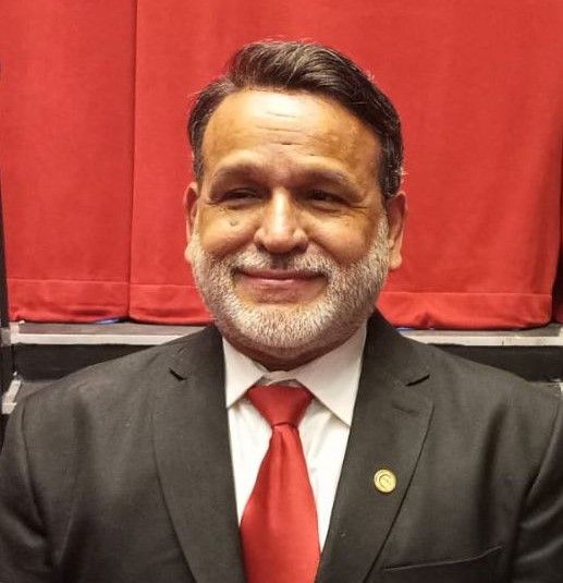 Presidente de la Federación Dominicana de Comerciantes Líder innato, empresario visionario y padre ejemplar, Iván García Taveras es un referente indiscutible del comercio nacional. Su trayectoria está marcada por el compromiso con el desarrollo empresarial, pero también por una profunda convicción en el poder transformador del servicio y la fe. Desde hace varios años preside la Federación Dominicana de Comerciantes, una institución con más de 50 años de historia, fundada por los más destacados empresarios del país con el respaldo del entonces Banco del Comercio.

Los afiliados en la FDC son 63,500 comercios afiliados en 435 asociaciones, lo que constituye a dicha federación en una plataforma sólida sólida en representación y defensa del sector comercial.

Su distinción no nace únicamente del éxito empresarial—que incluye iniciativas en sectores como importación de bebidas, la marca de puros Compay Segundo, la construcción, la seguridad privada, y medios de comunicación—sino de una visión que trasciende lo económico: dignificar al comerciante y servir a la sociedad.

Originario de Mao, Valverde, Don Iván proviene de un hogar cimentado en el ejemplo de servicio de sus padres, Don Julián García y Doñy Doña Amelia Taveras de García (afectuosamente conocida como Doña querida). Ambos fueron tan admirados por su comunidad que dos calles del barrio Hatico llevan sus nombres. Una distinción espontánea por parte de sus vecinos, sin gestión familiar alguna.

Padre de diez hijos, cuyos nombres reflejan tanto creatividad como orgullo de legado—Ivanhoe, Ivanovich, Ivansons, Benivan, Ivanosevic, Ivanamelia, Ivamelia, Ivania, Ivaluz e Ivanelia—Don Iván encarna la figura del padre que guía con valores y ejemplo. Como él mismo expresa: 