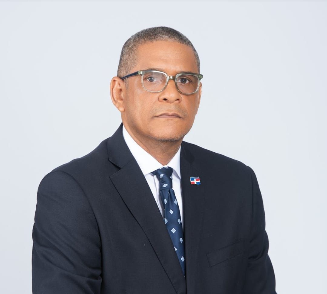 Fernando Pinales es un reconocido líder empresarial y defensor del fortalecimiento del sector MIPYME en la República Dominicana. Contador de formación y empresario textil por vocación, ha impulsado el desarrollo económico a través de la formalización, la integración productiva y la representación gremial.

Actualmente preside la Confederación Dominicana de la Micro, Pequeña y Mediana Empresa (CODOPYME), luego de una trayectoria destacada como fundador y presidente de la Federación Dominicana de Empresarios Textiles (FEDOTEX) (2020–2023) y de organizaciones como APYMETEX y la empresa FERPITI, S.R.L.

Pero más allá de sus responsabilidades institucionales, Fernando Pinales considera que su mayor logro ha sido su rol como padre y abuelo. Firme creyente en que los valores nacen en el hogar, afirma que la familia es la base de toda sociedad. Esa convicción guía tanto su vida personal como su visión de liderazgo.

Es padre de cinco hijos: Abel Rayner, Claufer Pamela, Fernando Enrique, Diego Fernando y Kiara Fernanda, y orgulloso abuelo de cuatro nietos: Jeufer, Noah, Alia Claudette y Leia Kathiely. En cada encuentro, proyecto y decisión, lleva consigo las enseñanzas del hogar, que considera su escuela más valiosa.
