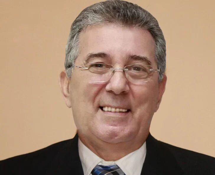 Poeta, maestro y gestor cultural con alma de mentor, Ramón Saba ha dedicado su vida a sembrar letras y despertar vocaciones. Mercadólogo Magna Cum Laude, con posgrados en docencia y publicidad, su trayectoria combina profundidad intelectual con una sensibilidad humana que ha nutrido generaciones.

Desde la Biblioteca Nacional Pedro Henríquez Ureña lidera el Departamento de Gestión Cultural, y previamente dirigió la Librería del Ministerio de Cultura, donde impulsó grupos literarios como Círculo Literario Estrambote y Mujeres de Roca & Tinta, testigos vivos de su vocación por acompañar e inspirar.

Padre de Haffet, Dayán y Yamil, y orgulloso abuelo de Noah, Naohmy, Zeta y Kai, Ramón confiesa que la paternidad y la abuelidad le han abierto “surcos de moralidad, responsabilidad y afectos inconmensurables, sólo comparables con la inmortalidad de los sentimientos”.

Su historia honra el poder transformador de la palabra y el vínculo familiar como fundamento de todo liderazgo.