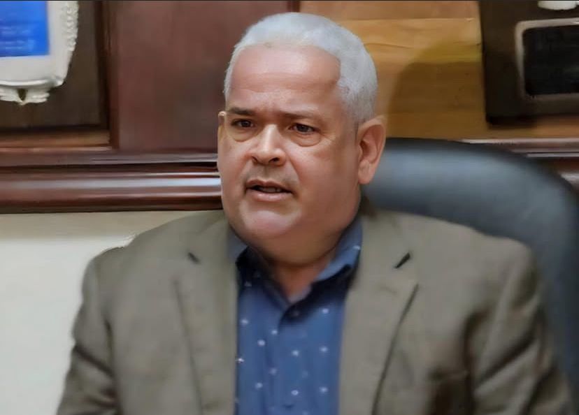 Nacido en Villa Bisonó, Navarrete, Juan Elías Pérez es ingeniero civil egresado de la Pontificia Universidad Católica Madre y Maestra. Su compromiso con el deporte lo llevó a presidir durante más de 20 años la Asociación de Atletismo de Santiago, siendo reconocido en tres ocasiones por la crónica deportiva como Propulsor del Año.

Desde 2023 hasta el presente ha desempeñado el cargo de presidente de la Asociación Nacional de Detallistas de Gasolina (Anadegas), ascendiendo paso a paso hasta alcanzar la máxima posición directiva dentro de la institución.

En su rol como padre, ha sido firme en transmitir valores esenciales a sus hijos, destacando especialmente la honestidad, la responsabilidad y el respeto. Con orgullo también abraza su rol de abuelo, viendo en la familia su mayor legado.

“Ser padre para mí es cumplir con la vida y los mandatos de Dios en lo que se refiere a reproducirse y formar hombres y mujeres dignos para la sociedad.”