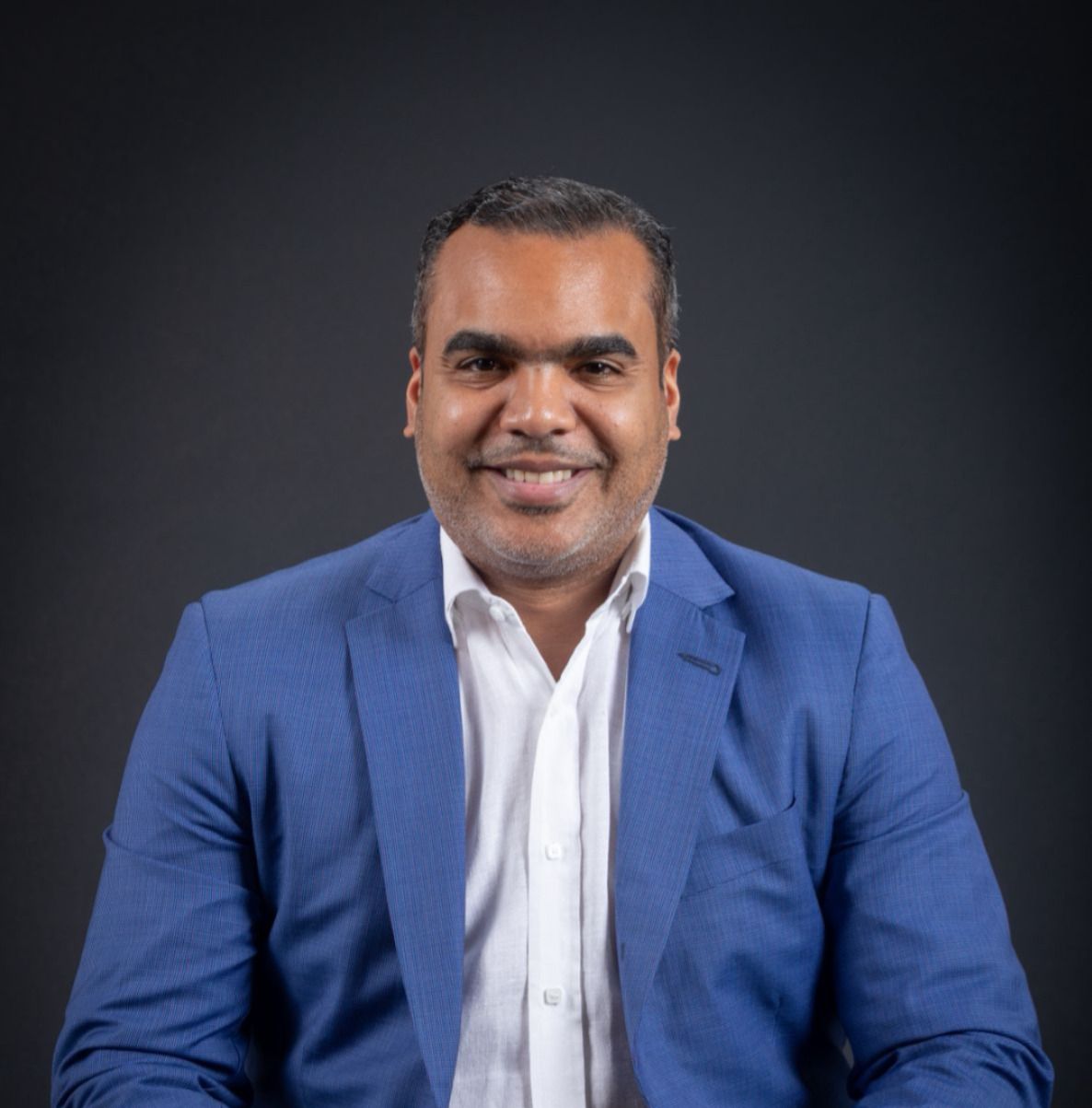 Emprendedor comprometido, es el director general de Grupo Blue Events e Izbira Events Venue. Sin embargo, considera su rol como padre la experiencia más gratificante de su vida.

Para Lorenzo, ser padre de Lorenzo Jr., Lorenzo Octavio y Arlette Nicole es un compromiso que va más allá de lo biológico. Cree que se trata de estar presente, guiar y amar incondicionalmente. Cada uno de sus hijos le ha enseñado valiosas lecciones de paciencia, amor y responsabilidad, dándole propósito y fortaleza en cada etapa de mi vida.

Esta sensación de plenitud se ha visto intensificada por un nuevo capítulo en su vida: convertirse en abuelo. La llegada de su nieto, Lorenzo Nael, ha traído una nueva luz a su familia, profundizando su comprensión del poder de los lazos familiares.