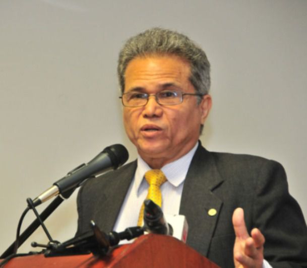  Para el Dr. Waldo Ariel Suero, seis veces presidente del Colegio Médico Dominicano, la paternidad ha sido el oficio más significativo de su vida. Más allá de sus logros profesionales, él considera que ser padre es una forma de trascender valores en los hijos, inculcando con el ejemplo la importancia de la sensibilidad y la responsabilidad ante el entorno.

Orgulloso padre de tres hijos, todos médicos, y abuelo de cinco nietos, el Dr. Suero ha cultivado un legado familiar que refleja sus principios. Especialista en pediatría neumológica y con dos diplomados en seguridad social, es una figura muy valorada tanto en los círculos médicos como por la ciudadanía, reconocido por su solidaridad con su profesión y su país. Sin embargo, para él, su mayor satisfacción reside en la familia que ha formado y los valores que ha logrado transmitir.