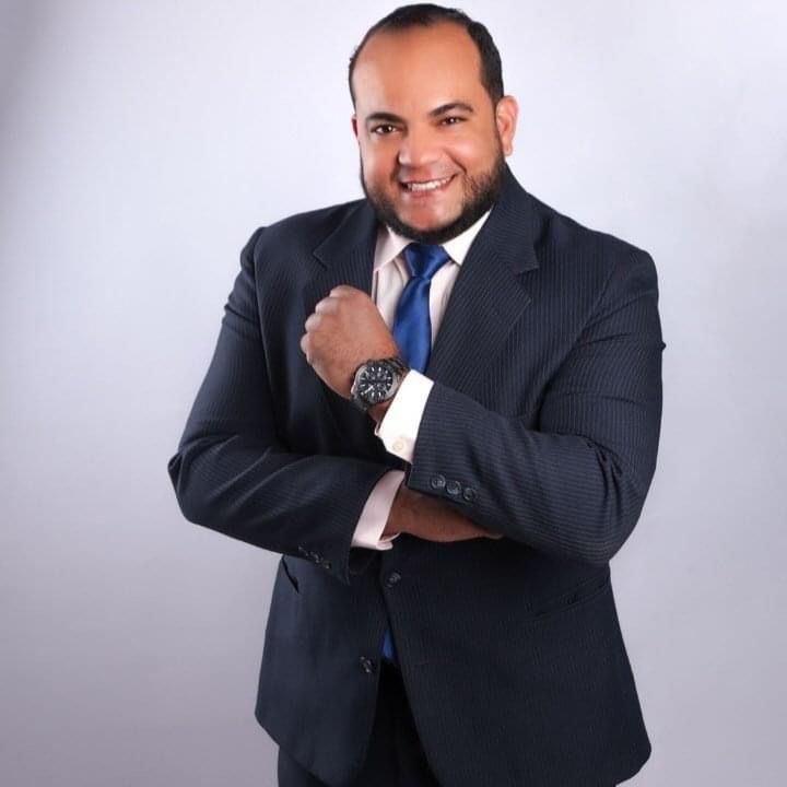 En el Día del Padre, destacamos a Alex Reyes, reconocido periodista de La Vega, quien admirablemente equilibra su profesión con su rol familiar. Conocido por su labor en Microvisión y actualmente en La Voz de María, Alex ha forjado una imagen de objetividad y cercanía con la comunidad.

Más allá de su exitosa carrera en programas como 