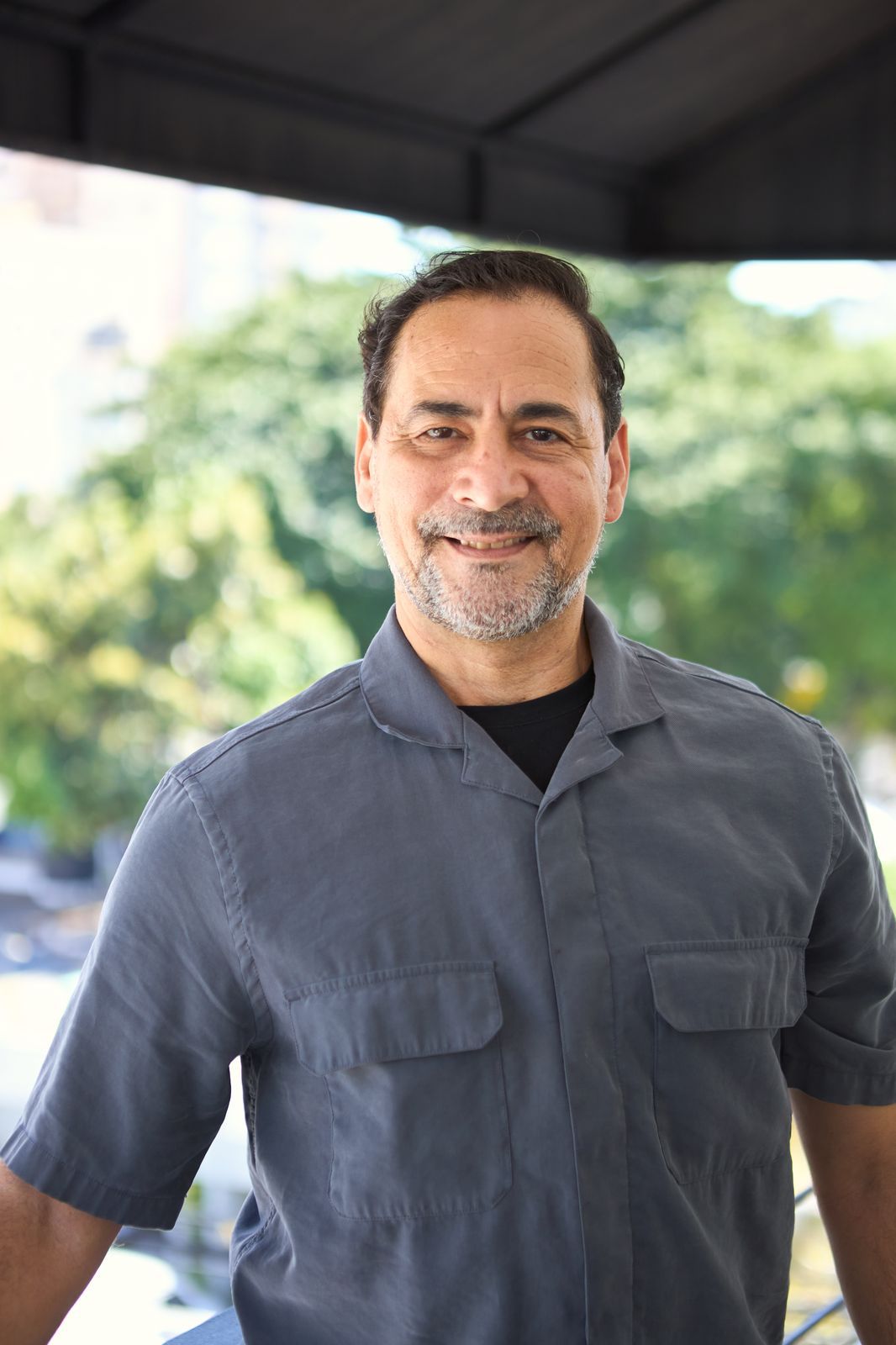 Rafael Álvarez: Un visionario del bienestar integral
Por José Gregorio Calderón
Más artículos de este autor
jueves 24 de julio de 2025, 00:55h
Rafael Álvarez, fundador de Casa Holos en Santo Domingo, promueve el bienestar físico, emocional y espiritual a través de danza, pilates y terapias holísticas. Su enfoque integral busca armonizar mente y cuerpo, ayudando a las personas a reconectar con su propósito y vivir con plenitud y equilibrio.
Santo Domingo.- Rafael Álvarez, director y fundador de Casa Holos, es un profesional apasionado por el bienestar físico, emocional y espiritual.

Con una trayectoria que combina la danza, el pilates y las terapias holísticas, ha creado un espacio único en Santo Domingo donde el cuerpo y la mente se armonizan para alcanzar una salud plena.

Desde 2006, Casa Holos ha sido el reflejo de su filosofía: integrar mente, cuerpo y espíritu a través de prácticas como pilates, yoga, meditación, tai chi y terapias energéticas.

Rafael cree que el bienestar no es solo ausencia de enfermedad, sino una conexión profunda con uno mismo y con el entorno. Sus sesiones, que incluyen el uso de cuencos tibetanos y técnicas de respiración consciente, están diseñadas para liberar tensiones, mejorar la postura, fortalecer la musculatura y fomentar la paz interior.

Más que un instructor, Rafael se define como un facilitador de conciencia. Su enfoque holístico ha ayudado a cientos de personas a transformar su estilo de vida, recuperar su energía vital y reconectar con su propósito.

En sus propias palabras, este reconocido talento en la danza, busca formar “una red de corazones holísticos” que promueva la salud y la armonía en la comunidad.

Además de su rol profesional, Rafael es un padre amoroso, consciente del valor de su presencia y de su papel como diseñador del sendero de paz y armonía entre los suyos.

Esta dimensión personal nutre profundamente su visión del bienestar, haciendo de él un guía íntegro tanto en el plano familiar como en el espiritual. Casa Holos , el espacio que ha fundado junto a Laurelina Pendones, no es solo un centro de bienestar: es un santuario para quienes desean vivir con plenitud, equilibrio y alegría.

Rafael y los cuencos tibetanos.Ampliar	
Rafael y los cuencos tibetanos. (Foto: Cortesía)
ArmoníaBienestarCasa HolosPadres LíderesRafael ÁlvarezSalud integralSanto DomingoTerapias holísticas.
