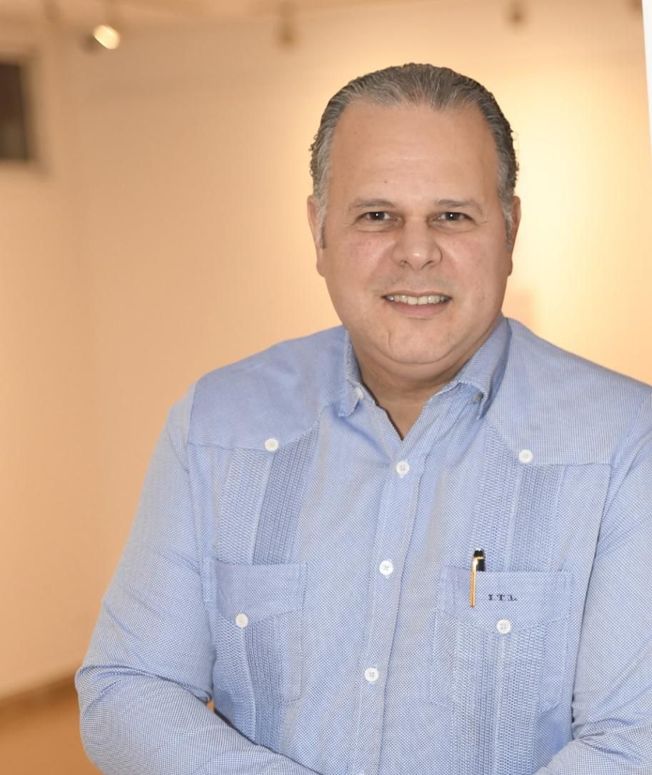 Iván Tapia Linares: Un padre ejemplar y su legado de integridad, servicio y amor por la excelencia
Licenciado en Derecho, Iván Tapia Linares ha dedicado su vida a construir puentes entre naciones, culturas y generaciones. Con una formación académica excepcional y una trayectoria diplomática de alto nivel, Iván no solo ha sido un profesional intachable, sino también un padre ejemplar, cuyo mayor legado va más allá de los títulos y reconocimientos.