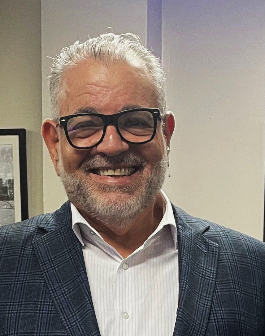 Wilfred es Gerente de Marca Retail, División Cosméticos, Dres. Mallén Guerra, S.A. Cuenta 
con más de cuatro décadas de trayectoria profesional en empresas de consumo masivo y una sólida formación académica, Wilfredo Mallén representa el equilibrio entre liderazgo empresarial y compromiso familiar. Graduado de la Maestría en Marketing de McGill University en Montreal, Canadá (1985), ha ocupado cargos clave en la gestión de mercadeo en diversas compañías del país, siendo desde 1999 Gerente de Marca Retail para la División Cosméticos en Dres. Mallén Guerra S.A.
Sobre el significado de ser padre, comparte una visión profunda:
“Desarrollar el rol de padre es fundamental en la vida de un niño. Va mucho más allá de la función biológica de engendrar. Es un compromiso activo y constante de cuidado, guía y apoyo emocional que se extiende desde la infancia hasta la adultez. Ser padre es ser modelo a seguir, proveedor de amor incondicional y constructor de un ambiente seguro y propicio para el desarrollo integral del niño.” — Wilfredo Mallén, 2025

???? Casado desde hace 43 años con la psicóloga Rosa Mariana Brea, ha formado junto a ella una familia guiada por valores, formación y afecto. Tienen dos hijos: Roberto (politólogo) y Gabriel (economista), ambos profesionales comprometidos con el servicio y el pensamiento crítico. Su hijo mayor, Roberto, está casado con la abogada Roselín Contreras, y juntos han extendido el legado familiar al criar tres nietos: Marcos Ismael (5 años), Carlos Miguel (3 años) y Roselín Elena (1 año).

???? Wilfredo sintetiza con humildad y claridad la grandeza de la paternidad:

“La gigantesca experiencia de ser padres solo es superada por aquella de ser madre.”

En Wilfredo Mallén convergen el liderazgo institucional y el afecto cotidiano, convirtiéndolo en un referente de coherencia, sensibilidad y ejemplo para las generaciones presentes y futuras.

¿Te gustaría que el texto se adapte para una cápsula visual o con énfasis en una línea de mensaje principal? Estoy lista para continuar contigo.