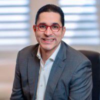 Jorge Subero Medina es un profesional cuya vida personal y su trayectoria ejecutiva avanzan en una misma dirección: construir legado. Doctor en Derecho y con estudios de posgrado realizados en el exterior en áreas de derecho corporativo, finanzas, comercio y negocios internacionales, su formación sostiene una visión estratégica que define su manera de liderar.

Esa identidad profesional se enlaza profundamente con su rol más íntimo: ser padre. Junto a su esposa, Alejandra Díaz, comparte la crianza de Jorge Alejandro, de 12 años, e Isabella Alejandra, de 9. La paternidad es para él un ejercicio continuo de introspección y aprendizaje, un espacio donde se ensayan los valores que luego se proyectan en su vida pública. Así lo expresa:

“Todo el día me encuentro aprendiendo a ser hijo para entender cómo ser padre. Cada mañana soy más fuerte pero más débil. Estoy cruzando un largo camino sin descanso ni fin, de aprender enseñando. Ser padre es una responsabilidad y legado que nos acompañan y nos recompensan hasta el final de nuestros días”.

Esa visión íntima se convierte en brújula de su liderazgo como Presidente Ejecutivo de Cap Cana Ciudad Destino, uno de los desarrollos turísticos y residenciales más relevantes del Caribe. La manera en que guía a sus hijos se refleja en la forma en que dirige equipos, impulsa proyectos y construye comunidad. Para él, liderar es también enseñar; y enseñar es, inevitablemente, aprender. Así, ambas vertientes —la familiar y la profesional— se entrelazan para formar una sola línea de vida: la de un hombre que entiende el liderazgo como un legado que se construye día a día.