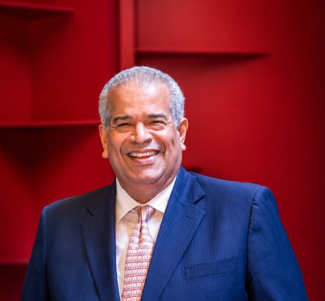 Pedro Vargas es hotelero de profesión, especializado en la organización de eventos. Su empresa, Vargas Catering, se dedica a la organización de eventos corporativos, sociales, conferencias, convenciones y bodas.

Para Pedro, ser padre es la responsabilidad más hermosa que Dios le ha regalado. “Ha significado formar una familia basada en el amor, los valores, el respeto y el ejemplo. Cada etapa vivida junto a mis hijos, Pedro Alberto y Paola Graciela, ha sido una oportunidad para aprender, crecer y descubrir que el verdadero éxito no se mide por los logros profesionales, sino por las personas que ayudamos a formar.

Hoy, al ver crecer también a mis nietas, Ella María, Emma, Sophia Susan y Charlotte Mae, siento una inmensa gratitud. Ellas representan la continuidad de nuestra familia, la esperanza y el legado que, junto a mi esposa, Pamela María Sánchez, hemos construido con dedicación y amor.

Ser padre es una misión que nunca termina; es acompañar, apoyar, orientar y amar incondicionalmente. Es, sin duda, el mayor orgullo y la mayor bendición de mi vida”.

