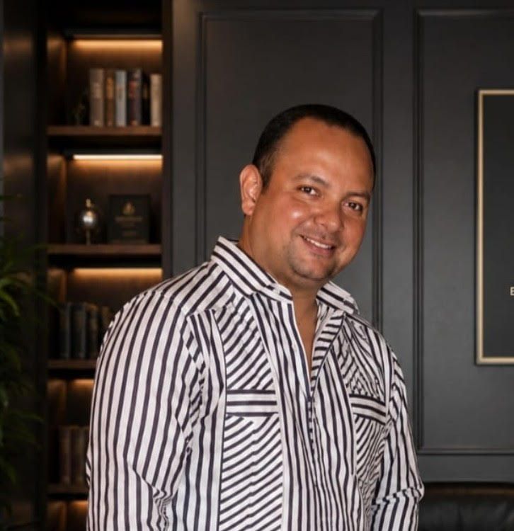 Juan Carlos Molina es un empresario que se inició en el ramo de la publicidad y los impresos desde muy temprana edad. Está casado con Mabelyn Paredes y es padre de Gian Carlos y Lía Camila, de 22 y 18 años, respectivamente.

Para él, ser padre ha sido su mayor bendición. “Aunque me tocó coronarme como padre desde muy temprana edad, siempre he asumido ese rol con dedicación y entrega. Les amo entrañablemente”.

