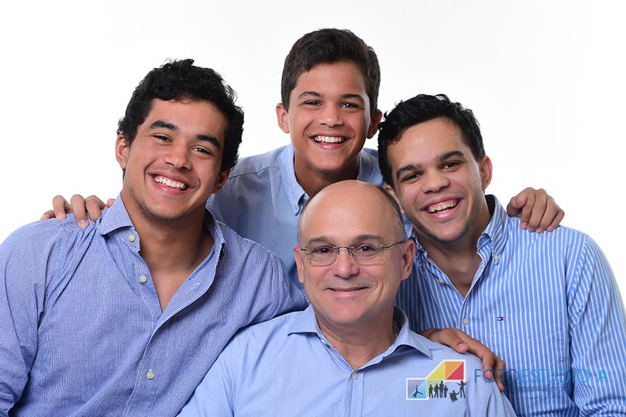 Gustavo Gandini es experto en agricultura, cuyo  mayor orgullo siempre han sido sus tres hijos Ricardo, Alejandro y Armando, a quienes brinda su apoyo constante y amor incondicional. Es esposo de Rosa Taveras, destacada relaciones públicas de Santiago, a quien ama profundamente.  
 
Gandini cursó sus estudios universitarios en la Escuela Agrícola Panamericana El Zamorano en Honduras, tiene diplomas de postgrado en Protección de las plantas y biológicos suministros de producción del Instituto de Investigaciones de Sanidad Vegetal (INISAV), Cuba.