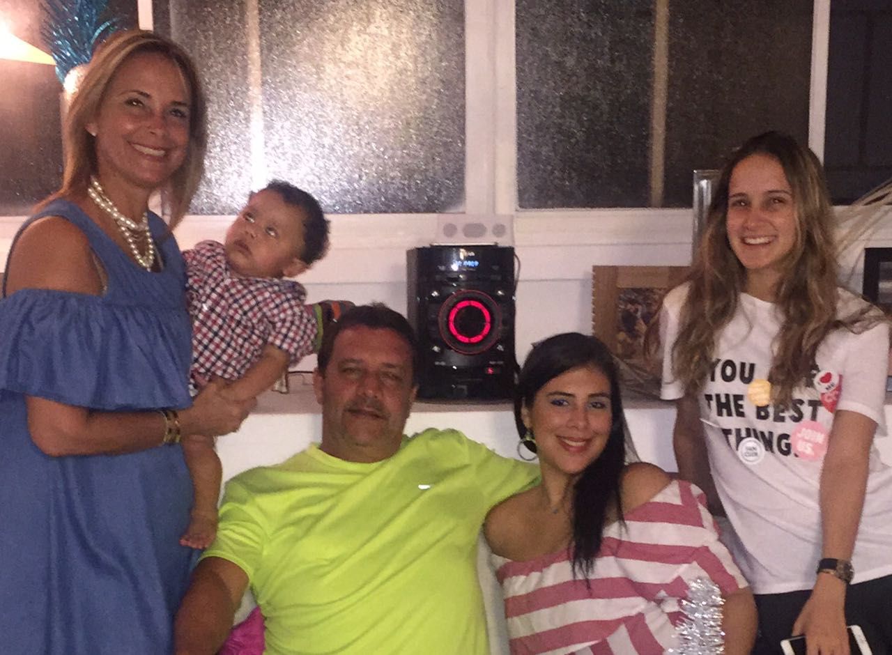 Frank Hernández Torres
Médico cardiólogo egresado del prestigioso hospital francés Pitié Salpetrière , Frank Hernández es  padre de tres hijos profesionales, abuelo jovial y esposo activo, miembro de la comunidad católica dominicana. De sus 59 años lleva  30 de casado con María Eugenia Mañón.
Para Frank ser padre significa dar ejemplo, comprensión y cariño a nuestros hijos.