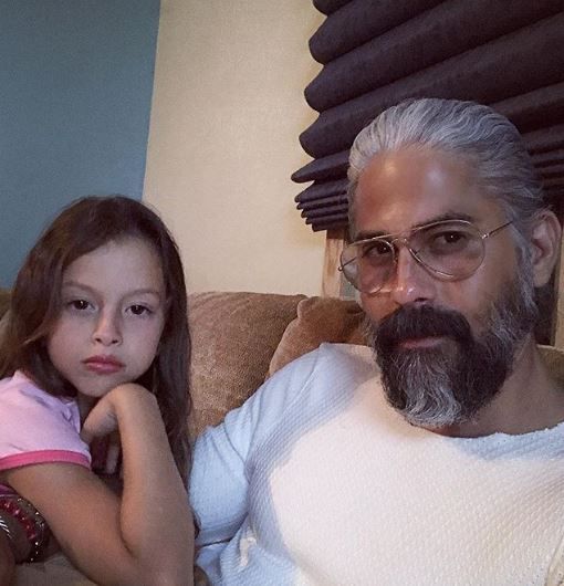 Isaac - Panky- Saviñón es un artista polifacético: es actor, presentador de TV, locutor, modelo y cantante de la agrupación de rock dominicana, Metropolitan. 
Panky conoció el sentimiento de ser padre con el nacimiento de su hija Emma Isabel Saviñón Newman. Según el artista, la pequeña es “la luz de su vida” y el motor que le impulsa a seguir adelante en todo lo que hace.

Recientemente confesó, a través de una publicación en su Instagram que las muestras de cariño que recibe de Emma es lo que le impulsa a ser un mejor padre cada día. Les confieso que cada vez que me besa y me dice “papus te amo”, es como una recarga de energía positiva que me empuja a dar lo mejor de mí, como padre y ser humano”, dijo junto a una fotografía de cuando la pequeña tenía apenas unos meses de edad. 

https://www.instagram.com/p/BzesYn8AbYY/
