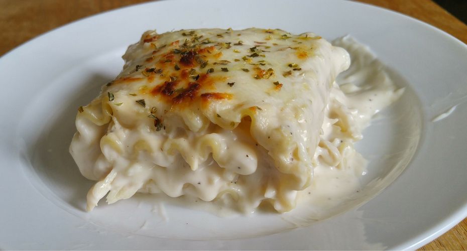 Ingredientes
- ½ taza de mantequilla
- 4oz de queso crema
- 2 tazas de crema de leche
- ½ cucharada de ajo
- 1 cucharadita de ajo en polvo
- Sal y pimienta al gusto
- 1 taza de queso parmesano
- 2 tazas de pechugas de pollo previamente hervida y desmenuzada
- 1 ½ taza de tocineta
- Queso mozzarella
- Un paquete de pasta para lasaña

Preparación
Salsa Alfredo
En un sartén colocar la mantequilla, el queso crema, la crema de leche y mezclar bien. Agregar la cucharada de ajo y la cucharadita de ajo en polvo. Remover y agregar la sal y la pimienta más el queso parmesano. 
Preparación del pollo
Reservar la mitad de esta mezcla en un envase y  a la mitad restante agregar el pollo y la tocineta.
Preparación de la lasaña
En un bowl echar una base de la salsa Alfredo, encima colocar varios slides de la pasta de la lasaña previamente hervida,  luego el pollo, encima queso mozarela y finalmente otro poco de salsa Alfredo. Repetir esta operación nivel por nivel hasta acabar la pasta. Colocar la carne en el tope, más la salsa y finalizar con el queso mozzarella. Llevar al horno por 350°F/175°C por 30 minutos