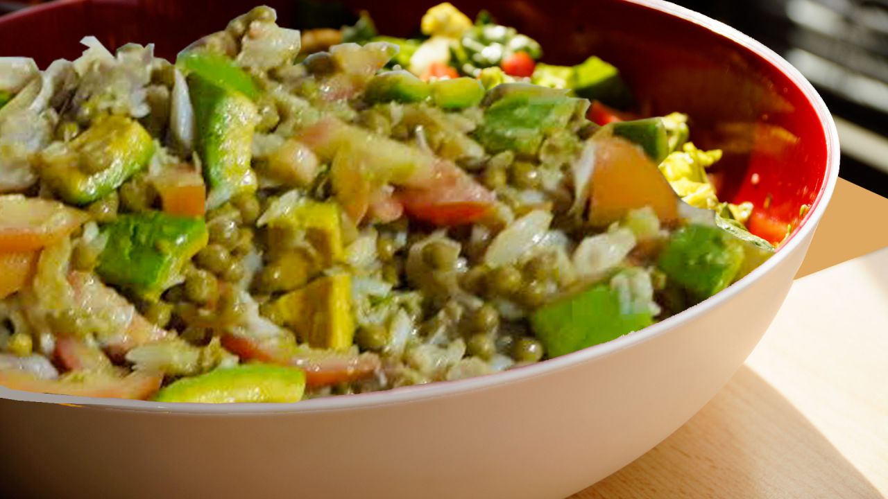 Con el bacalao hidratado desde el día antes, añádale tomates, pimientos, cilantro, cebolla, aguacate, 2 latas de petit pois y limón o vinagre de manzana.  Una pizca de aceite de oliva también contribuye a darle un mejor sabor.
Servir con casabe, pan o tortilla.

Receta de Saribelkis Castillo Rodríguez
Receta ganadora del 2do. Lugar Casero concurso