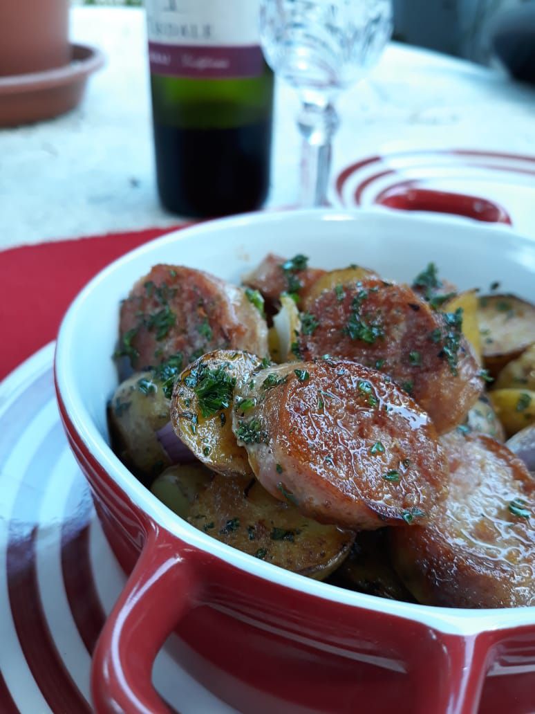 Esta es una de las tapas más fácil de elaborar. Es frecuente que sea servida en algunos de ellos  como aperitivo en cazuela de barro,  acompañada por bebidas típicas.

Ingredientes
•	Chorizos tipo argentino frescos  de alta mesa. 
•	Botella de sidra natural
•	Perejil picado 

Preparación
1.	Colocar una olla a fuego alto.
2.	Colocar  dentro de la olla los chorizos y la sidra hasta  cubrir los chorizos. Dejamos cocer una media hora, hasta que los chorizos estén en su punto.
3.	Cortar y decorar con perejil rizado.
