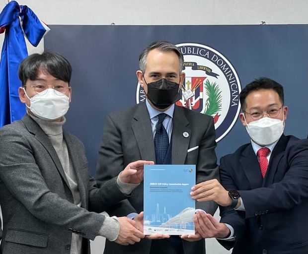 “Momento en el que los doctores Hokyung Bang, Director de Consultas Políticas del Instituto de Desarrollo de Corea y Junyoung Kim, Presidente Ejecutivo de la Red Global Tantan, entregaban al Embajador Federico Cuello Camilo el informe final sobre República Dominicana del estudio para compartir conocimientos sobre las industrias electrónicas y de dispositivos médicos en las zonas francas dominicanas.”